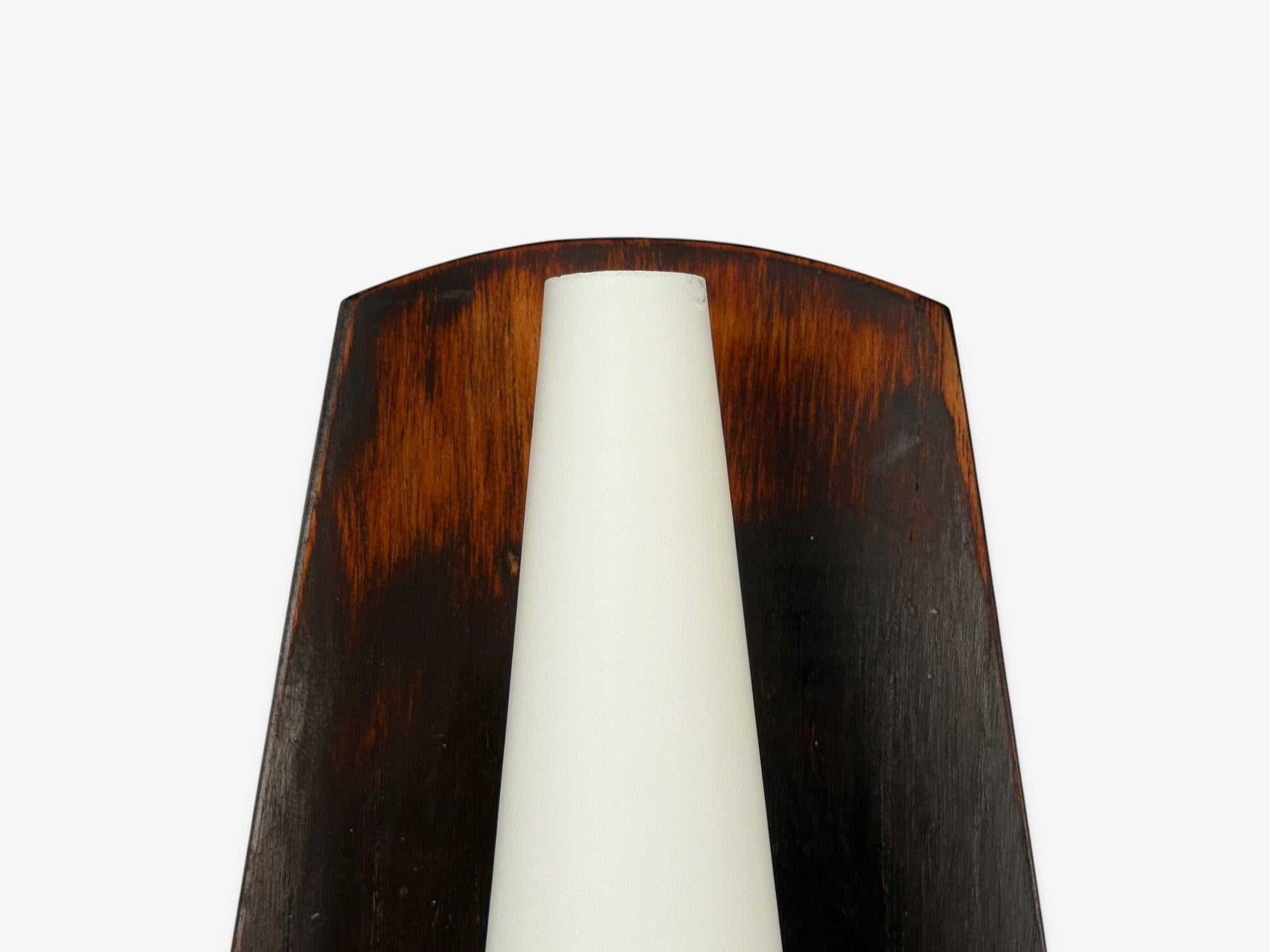 Lampada da parete moderna danese, teak, ottone, vetro opalino, Danimarca, anni '60 In condizioni buone in vendita a Manhasset, NY