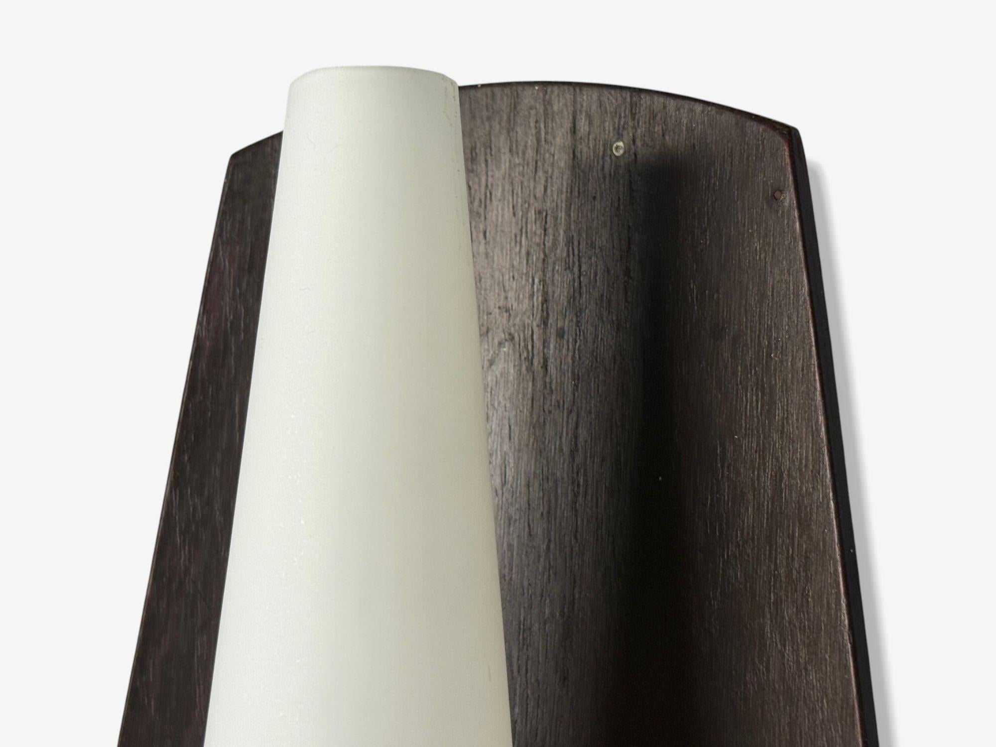 Lampada da parete moderna danese, teak, ottone, vetro opalino, Danimarca, anni '60 In condizioni buone in vendita a Manhasset, NY