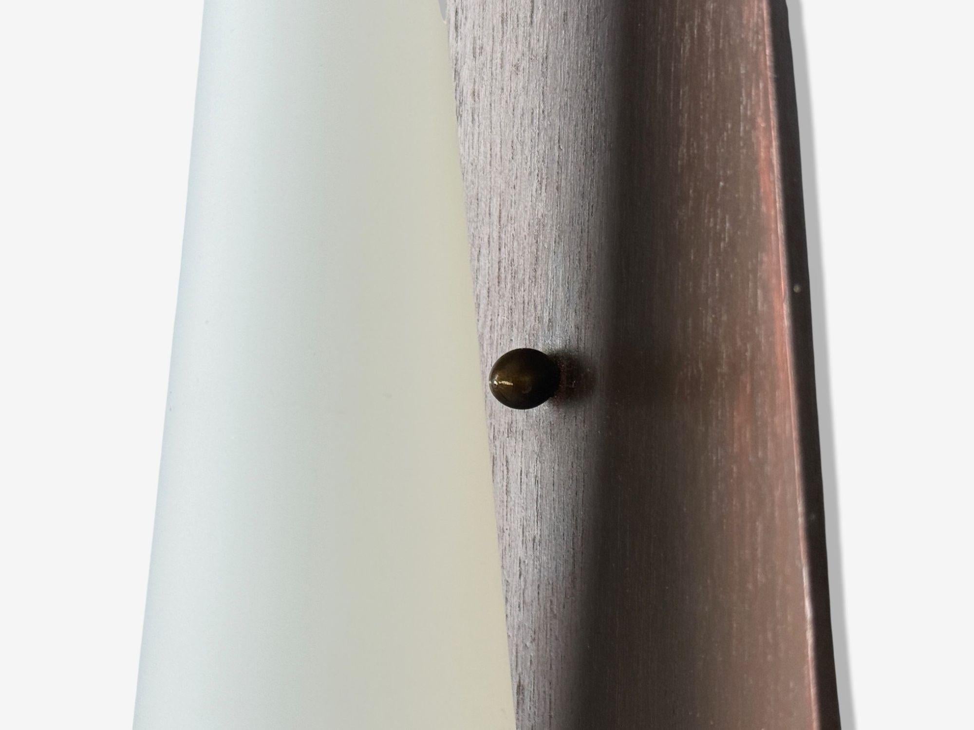 Lampada da parete moderna danese, teak, ottone, vetro opalino, Danimarca, anni '60 in vendita 1