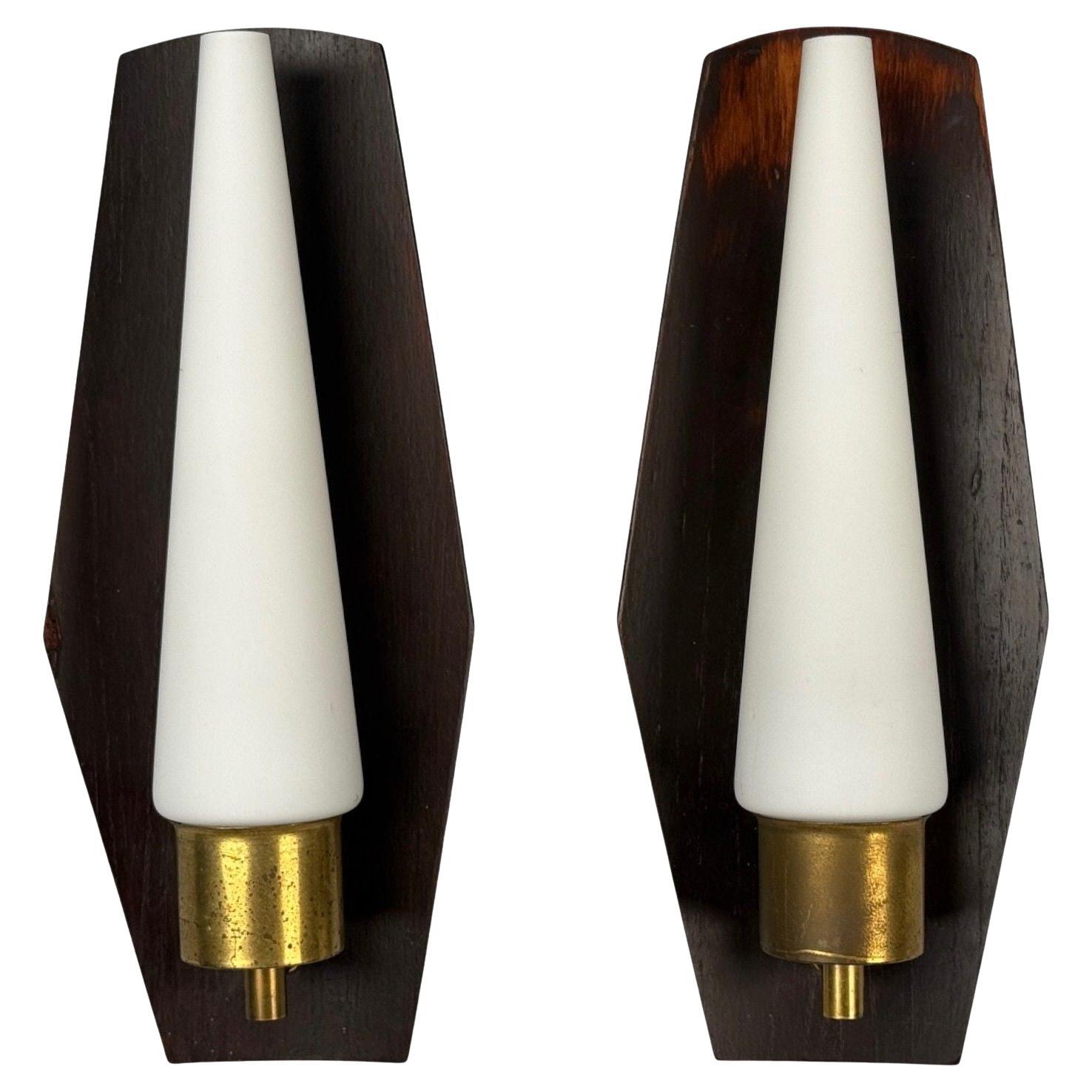 Lampada da parete moderna danese, teak, ottone, vetro opalino, Danimarca, anni '60