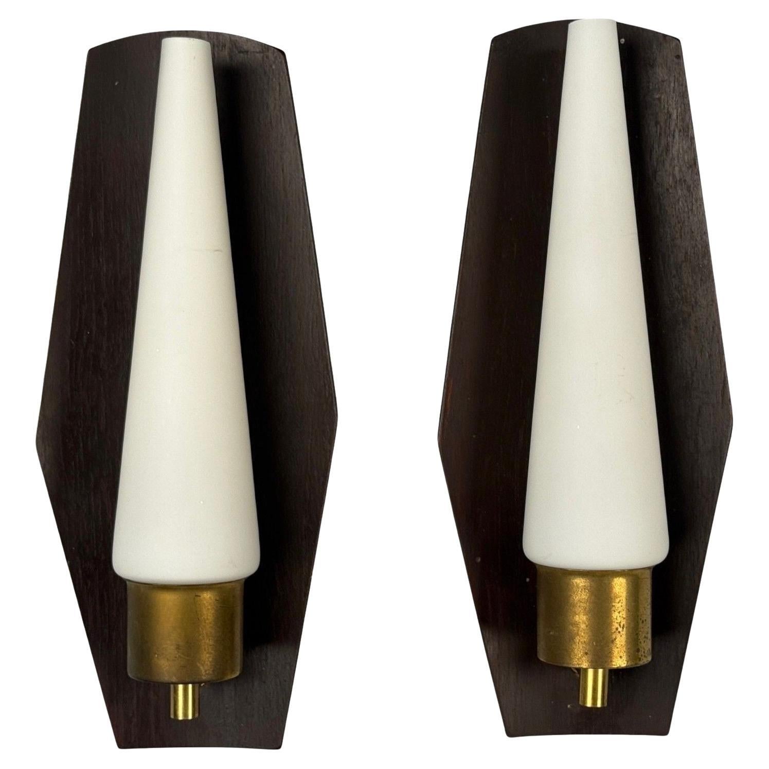 Lampada da parete moderna danese, teak, ottone, vetro opalino, Danimarca, anni '60 in vendita