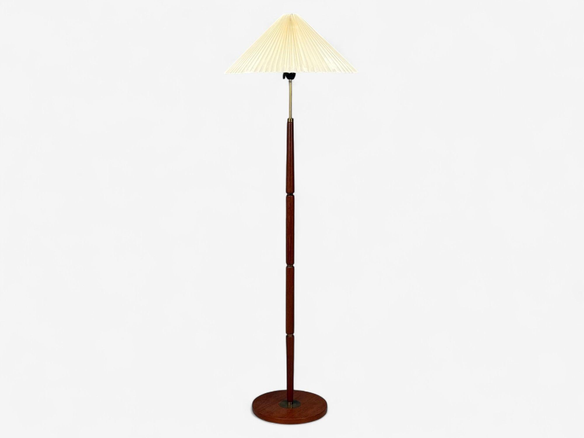 Lampada da terra danese del Mid-Century Modern, teak, ottone, carta, Danimarca, anni '60

Una lampada da terra scultorea in teak massiccio e ottone, con paralume in carta plissettata, progettata e prodotta in Danimarca a metà del XX secolo.

Teak,
