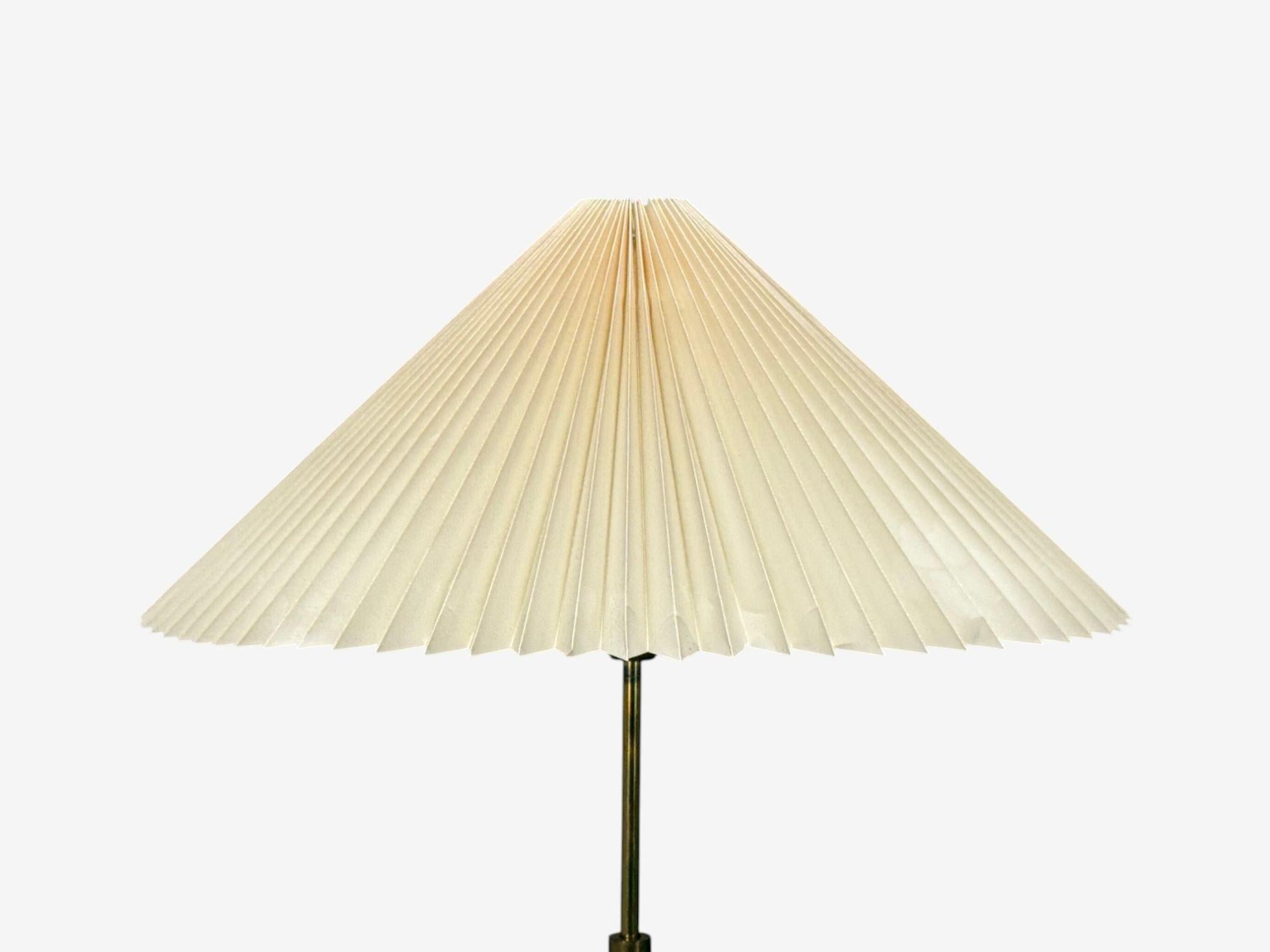 Mid-Century moderno Lampada da terra moderna danese, teak, ottone, carta, Danimarca, anni '60 in vendita