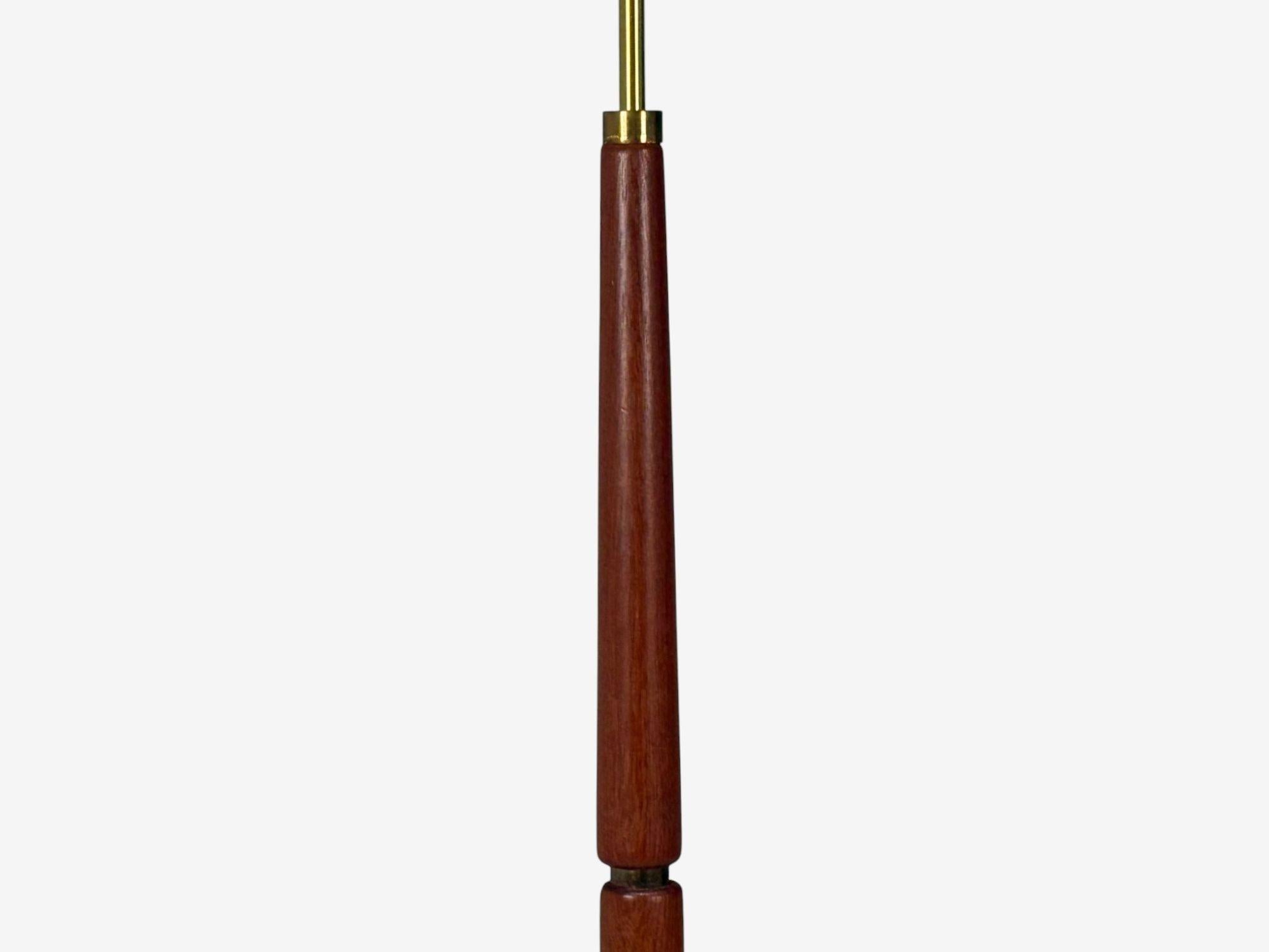 Lampada da terra moderna danese, teak, ottone, carta, Danimarca, anni '60 In condizioni buone in vendita a Manhasset, NY