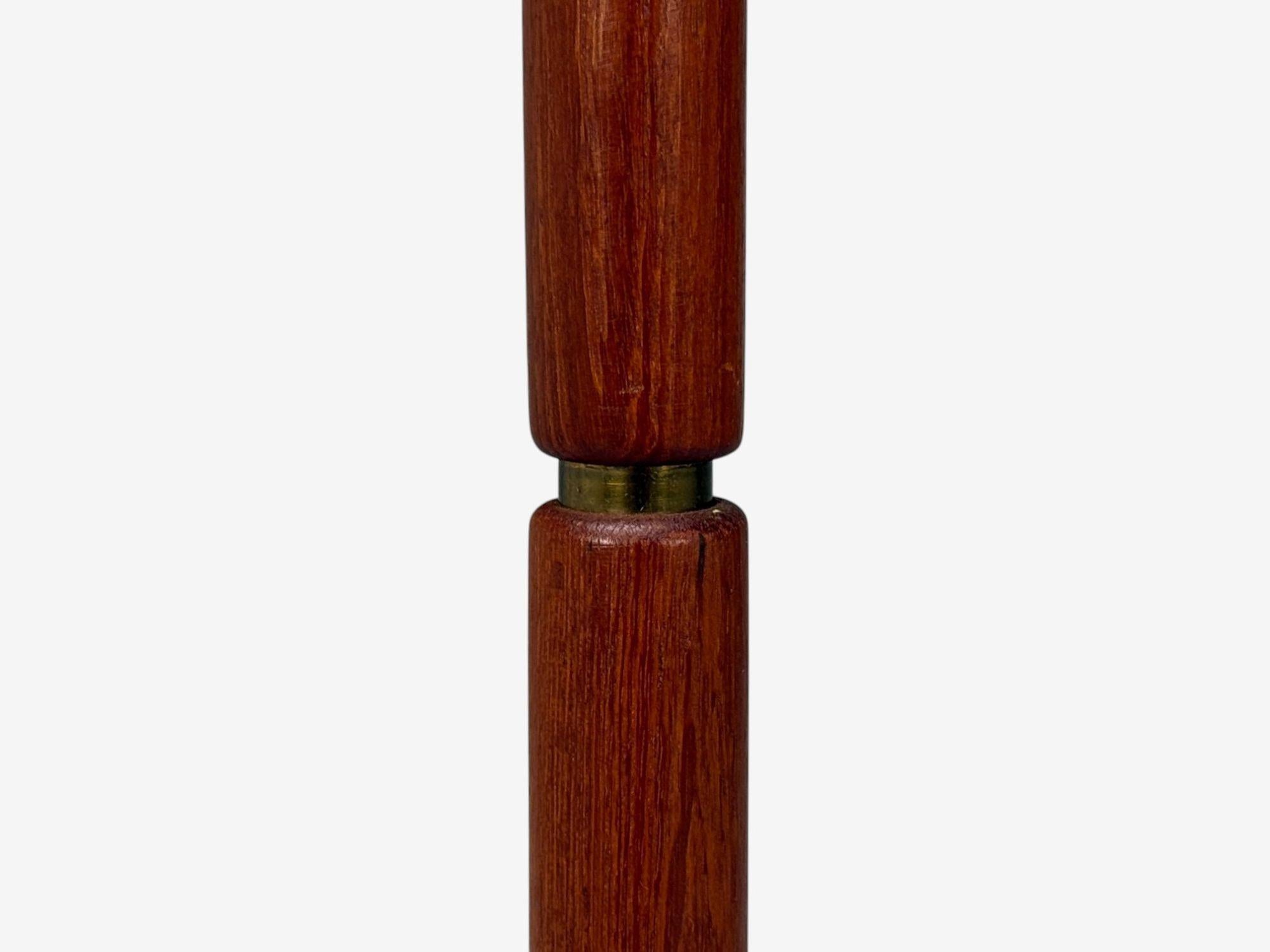 Metà XX secolo Lampada da terra moderna danese, teak, ottone, carta, Danimarca, anni '60 in vendita