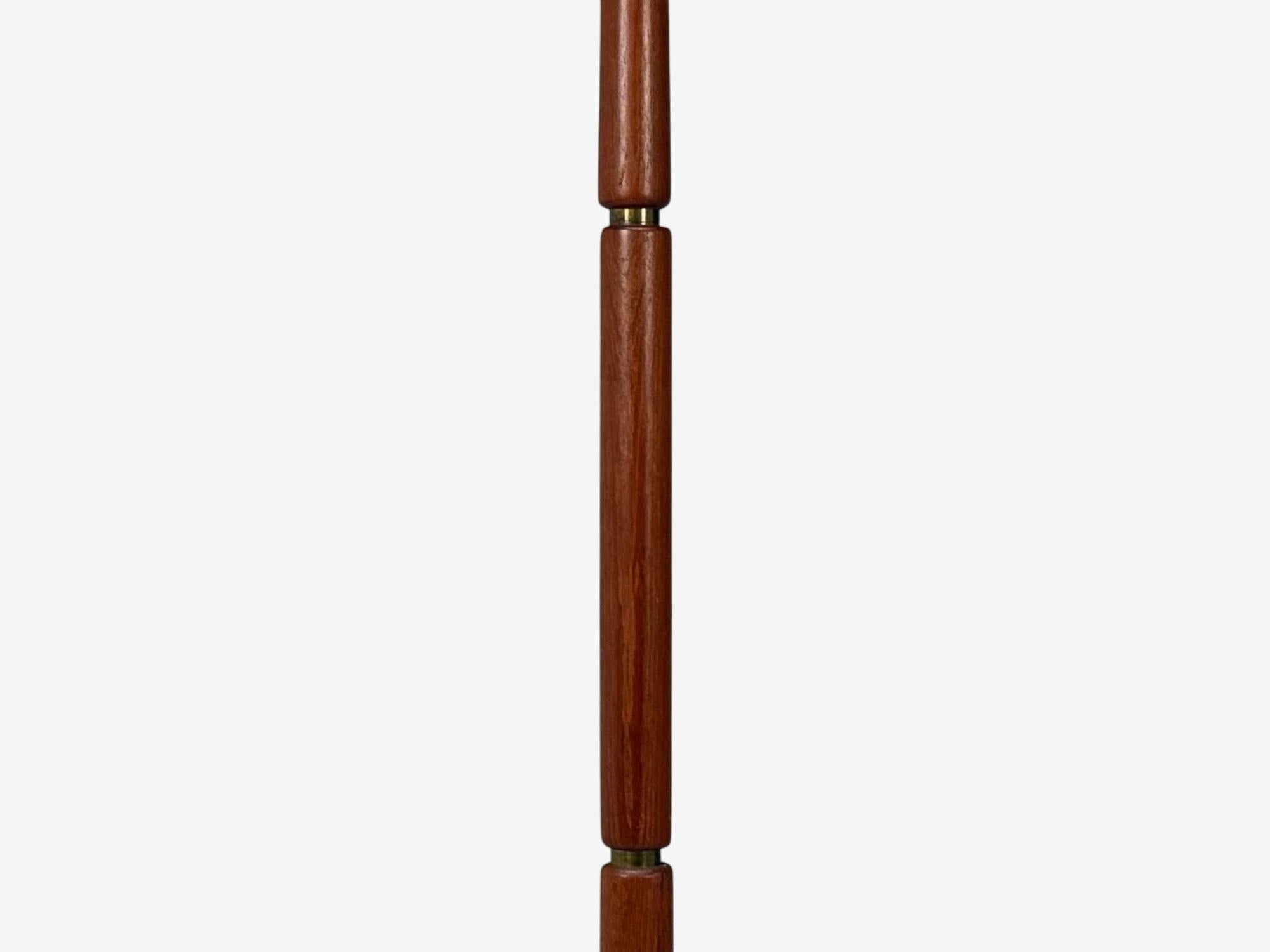 Ottone Lampada da terra moderna danese, teak, ottone, carta, Danimarca, anni '60 in vendita