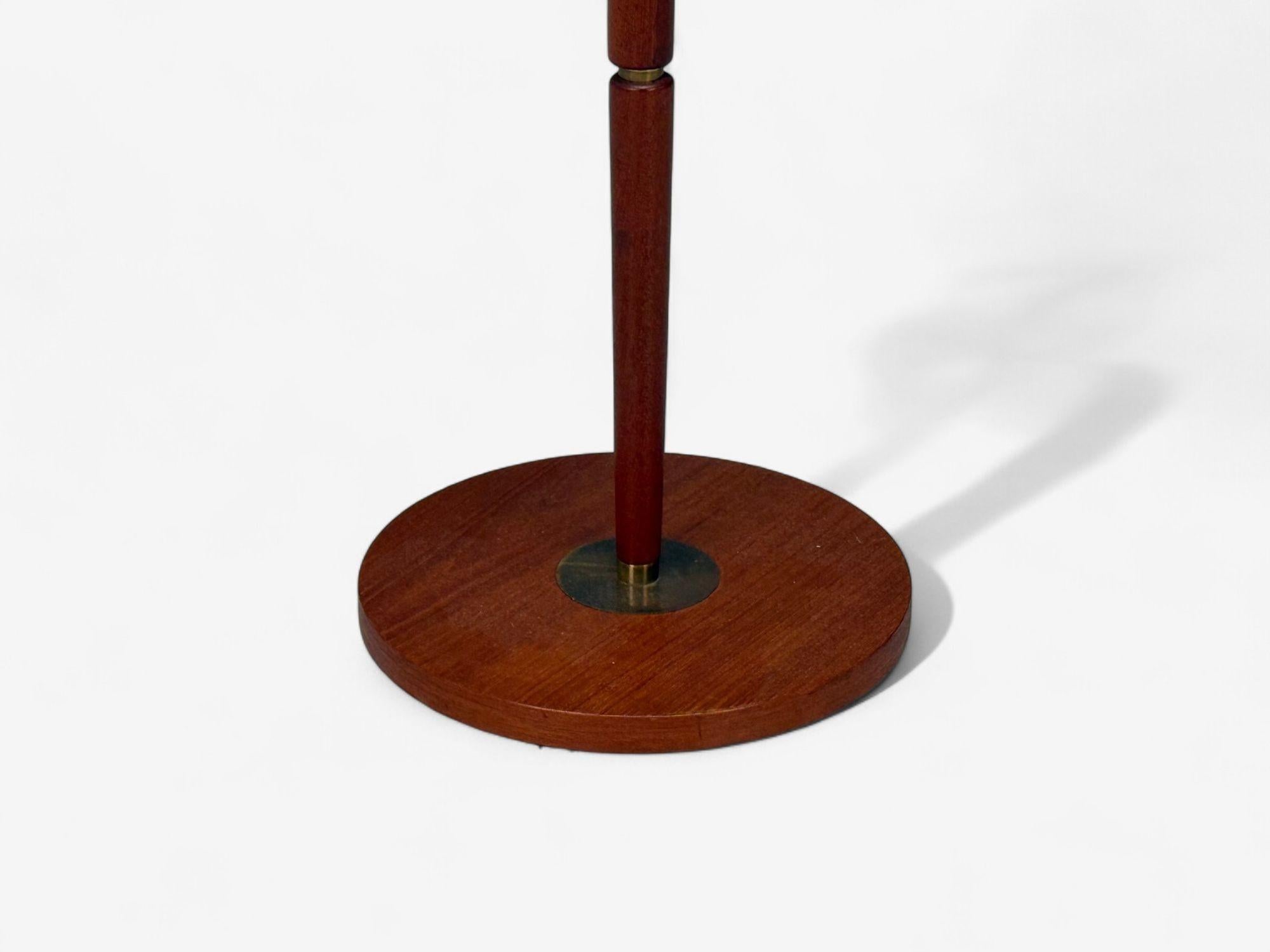Lampada da terra moderna danese, teak, ottone, carta, Danimarca, anni '60 in vendita 1