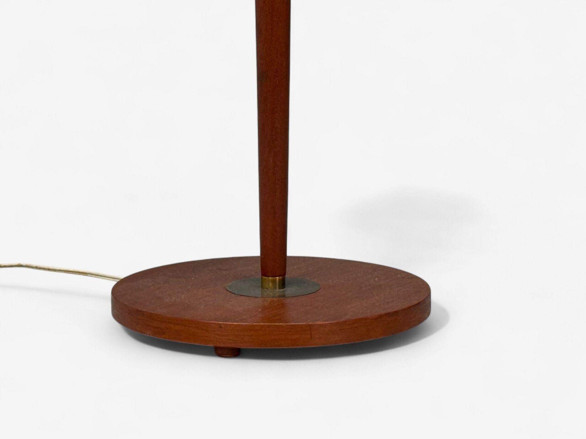 Lampada da terra moderna danese, teak, ottone, carta, Danimarca, anni '60 in vendita 2