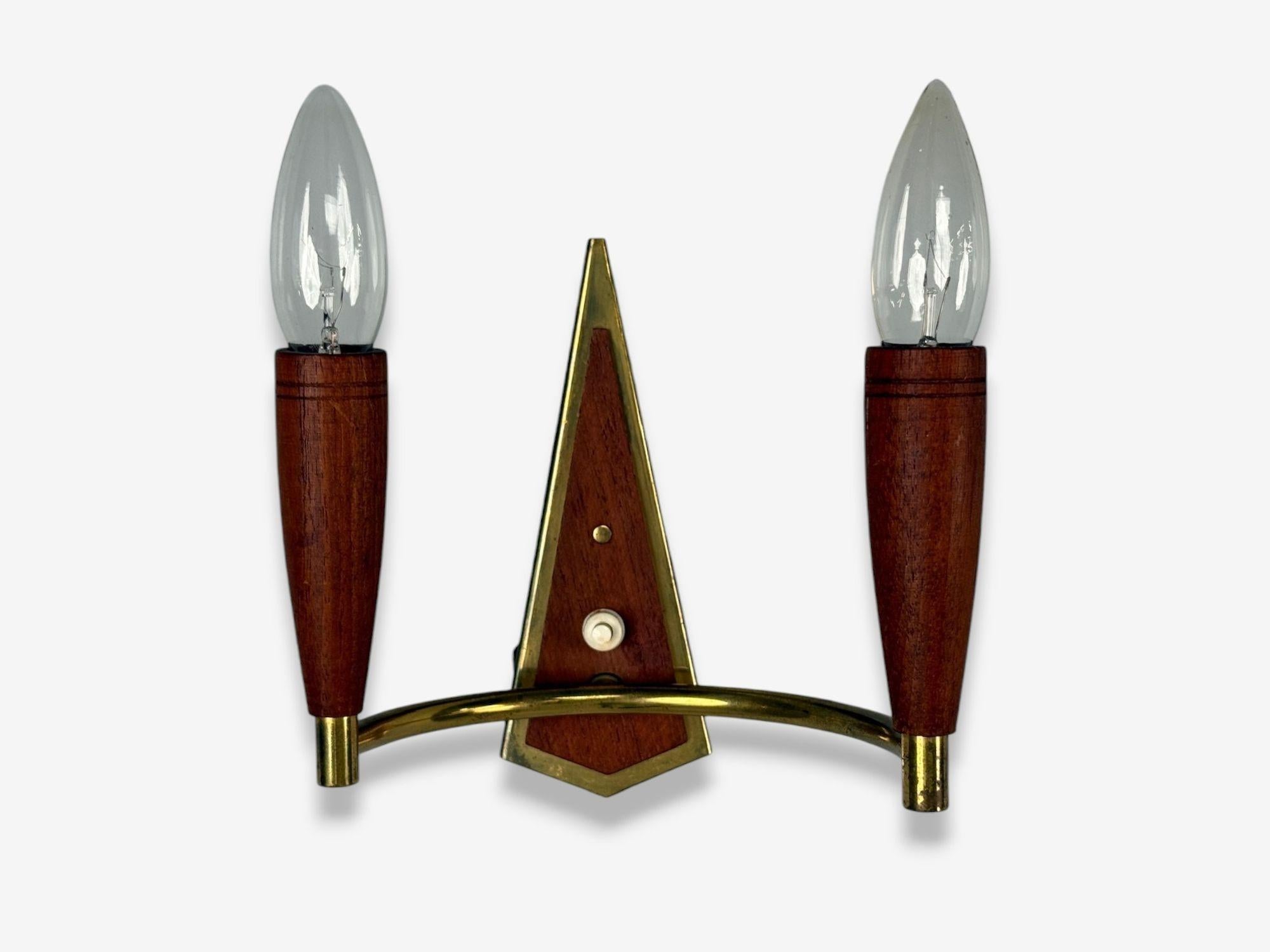 Applique o Sconce danese del Mid-Century Modern, teak, ottone, Danimarca, anni '60

Un'applique a due luci in ottone patinato e teak progettata e prodotta in Danimarca nella seconda metà del XX secolo.

Teak, ottone; Danimarca, anni '1960