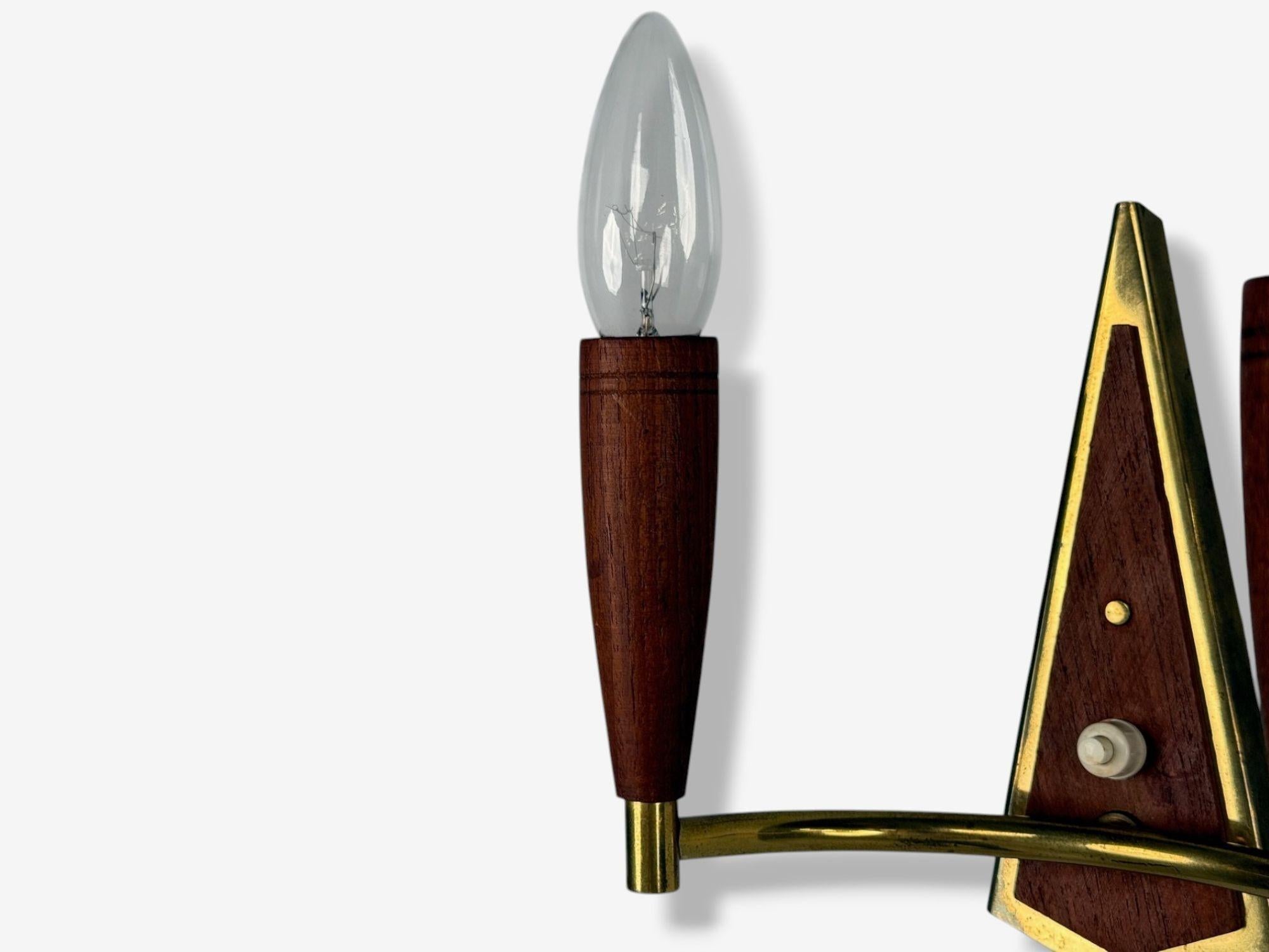 Danese Lampada da parete moderna danese, teak, ottone, Danimarca, anni '60 in vendita