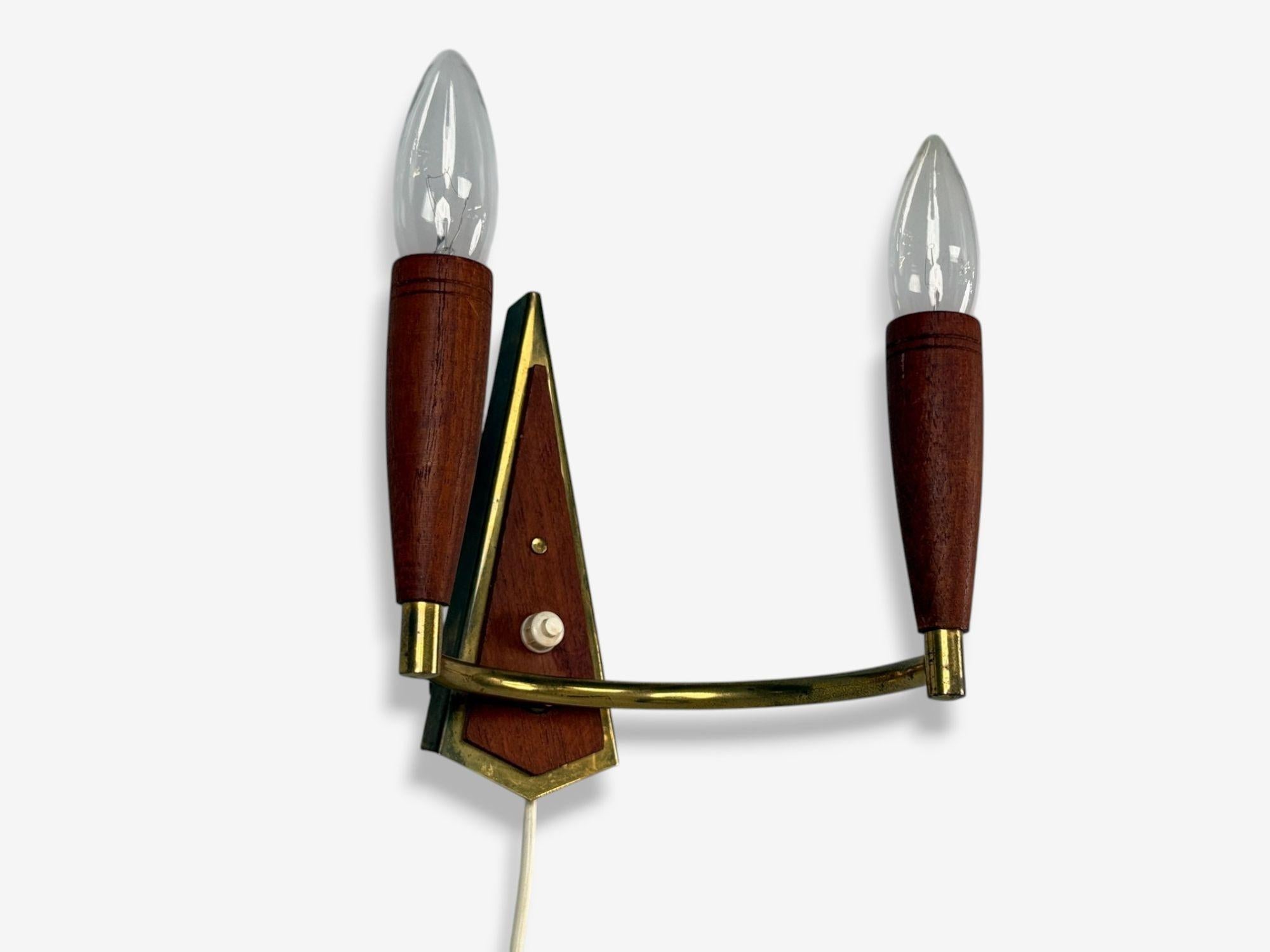 Lampada da parete moderna danese, teak, ottone, Danimarca, anni '60 In condizioni buone in vendita a Manhasset, NY