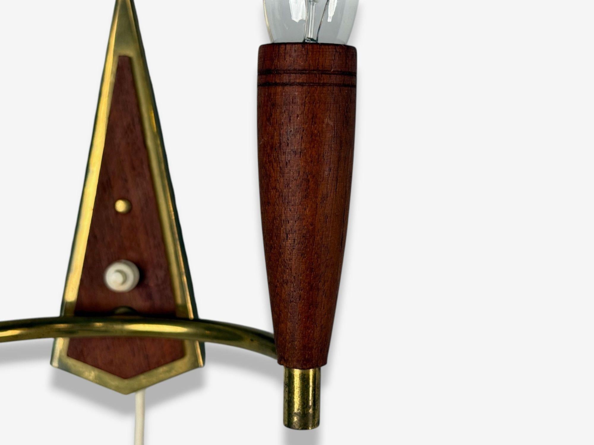 Metà XX secolo Lampada da parete moderna danese, teak, ottone, Danimarca, anni '60 in vendita