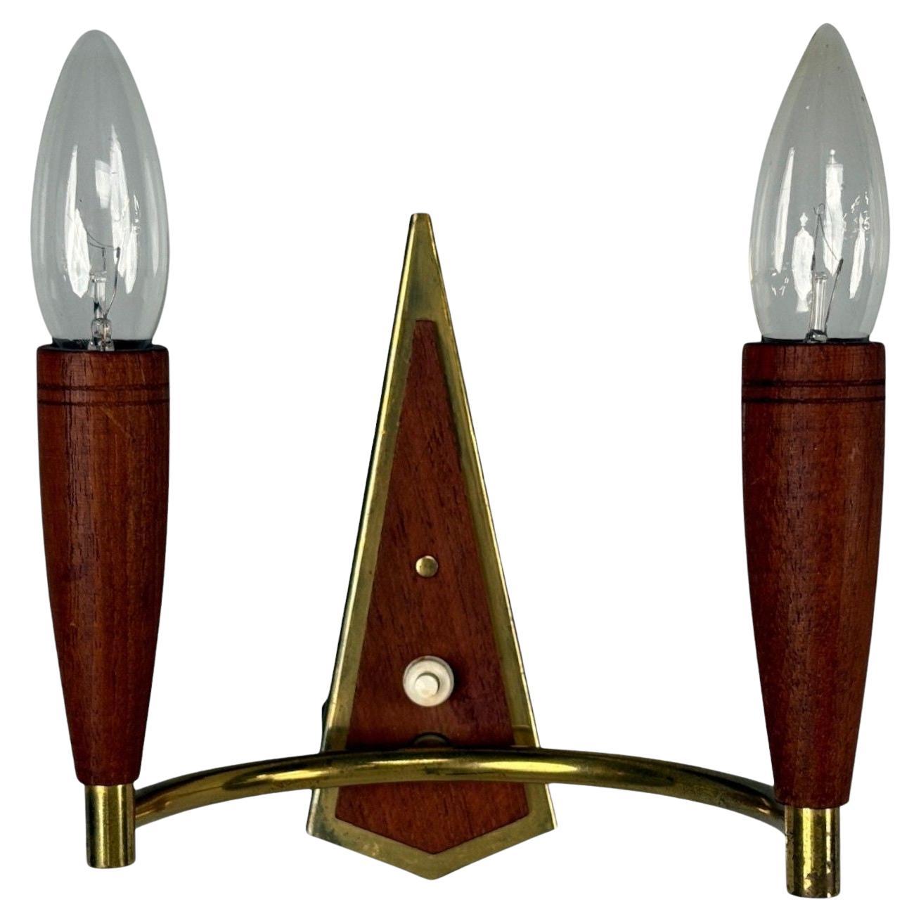 Lampada da parete moderna danese, teak, ottone, Danimarca, anni '60 in vendita