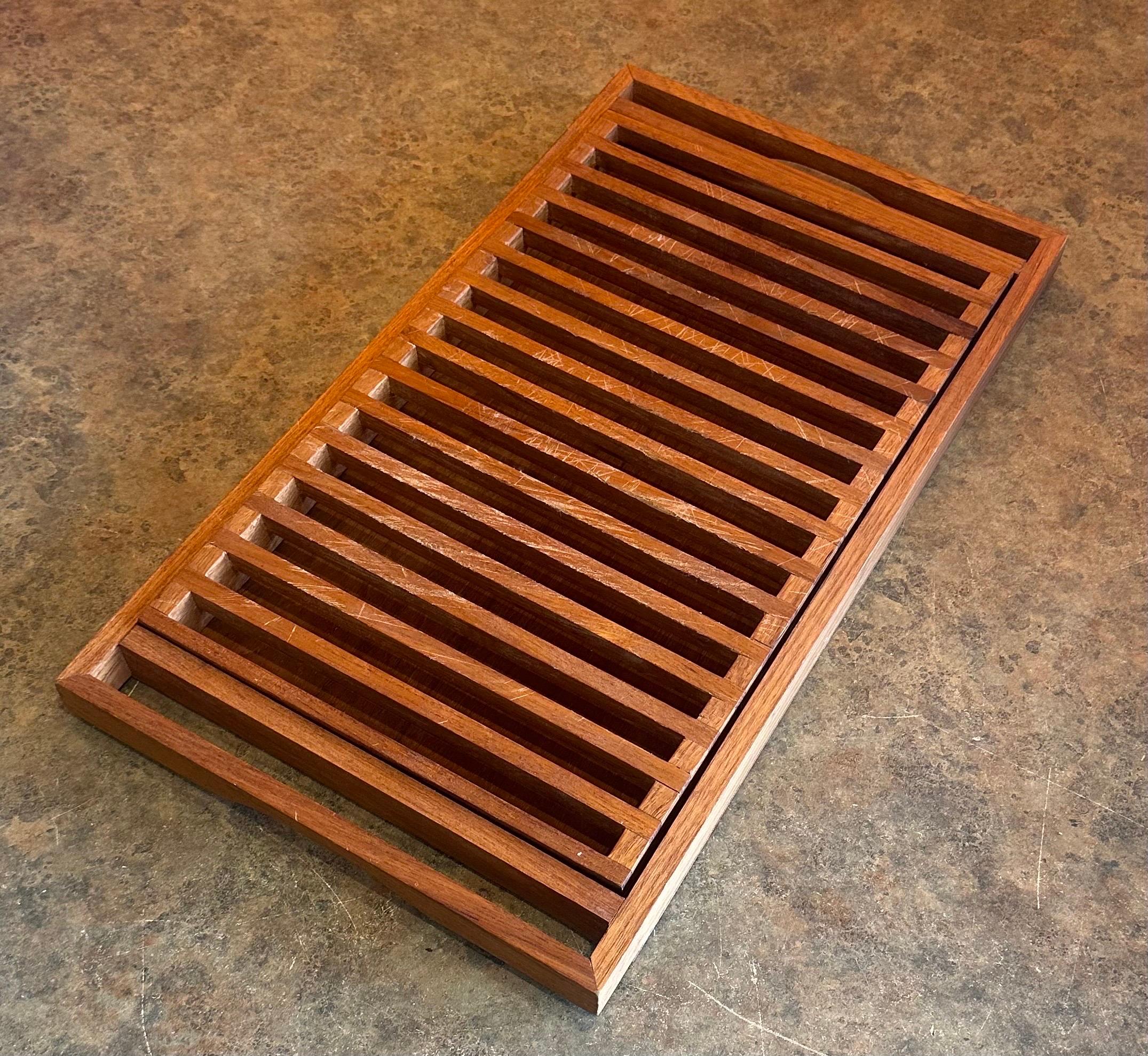 Danish Modern Teak Bread Cutting Board with Handles In Good Condition For Sale In San Diego, CA