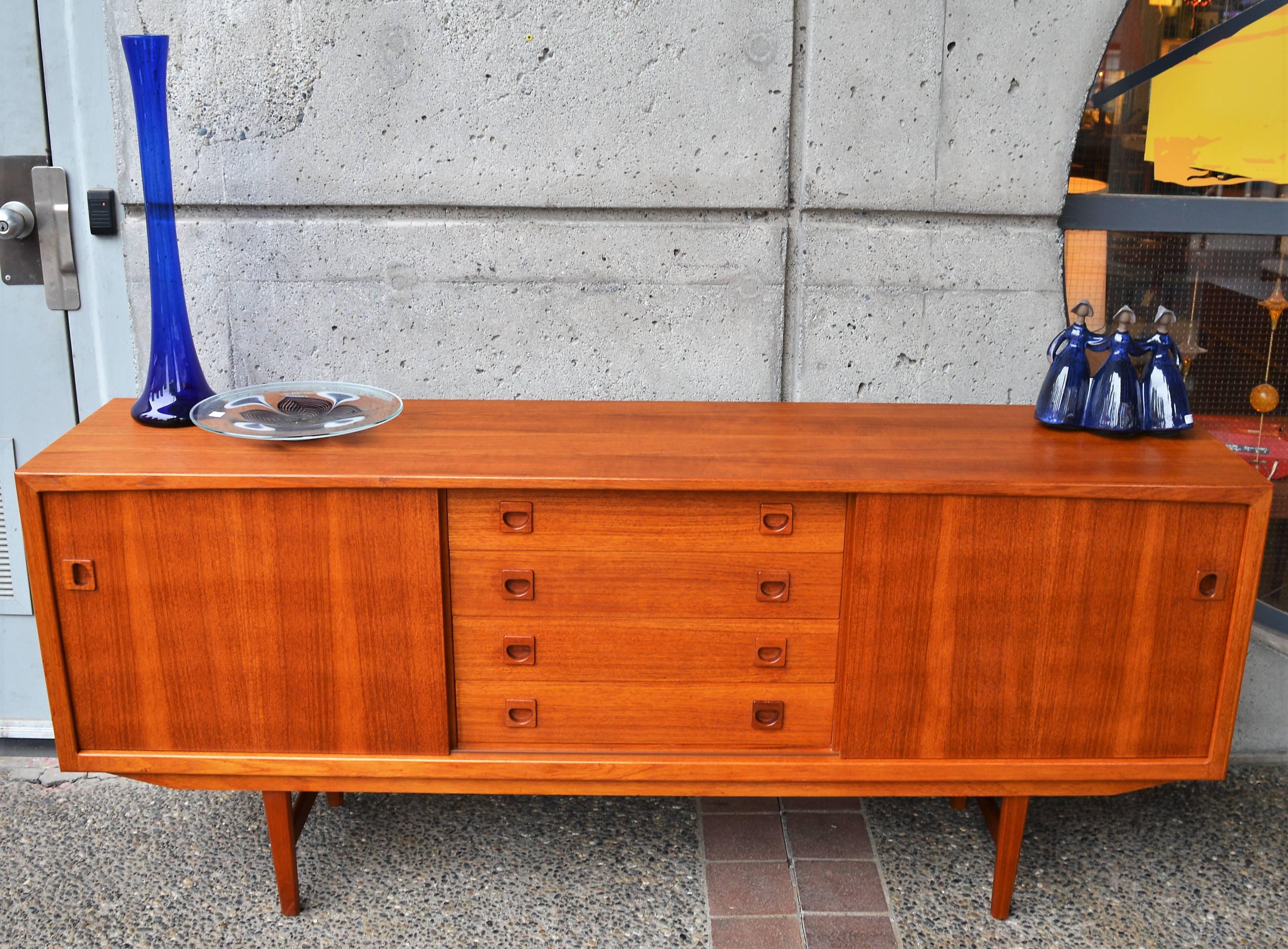 Danish Modern Teak Buffet / Credenza with Centre Drawers and Sword Blade Legs In Excellent Condition In New Westminster, British Columbia