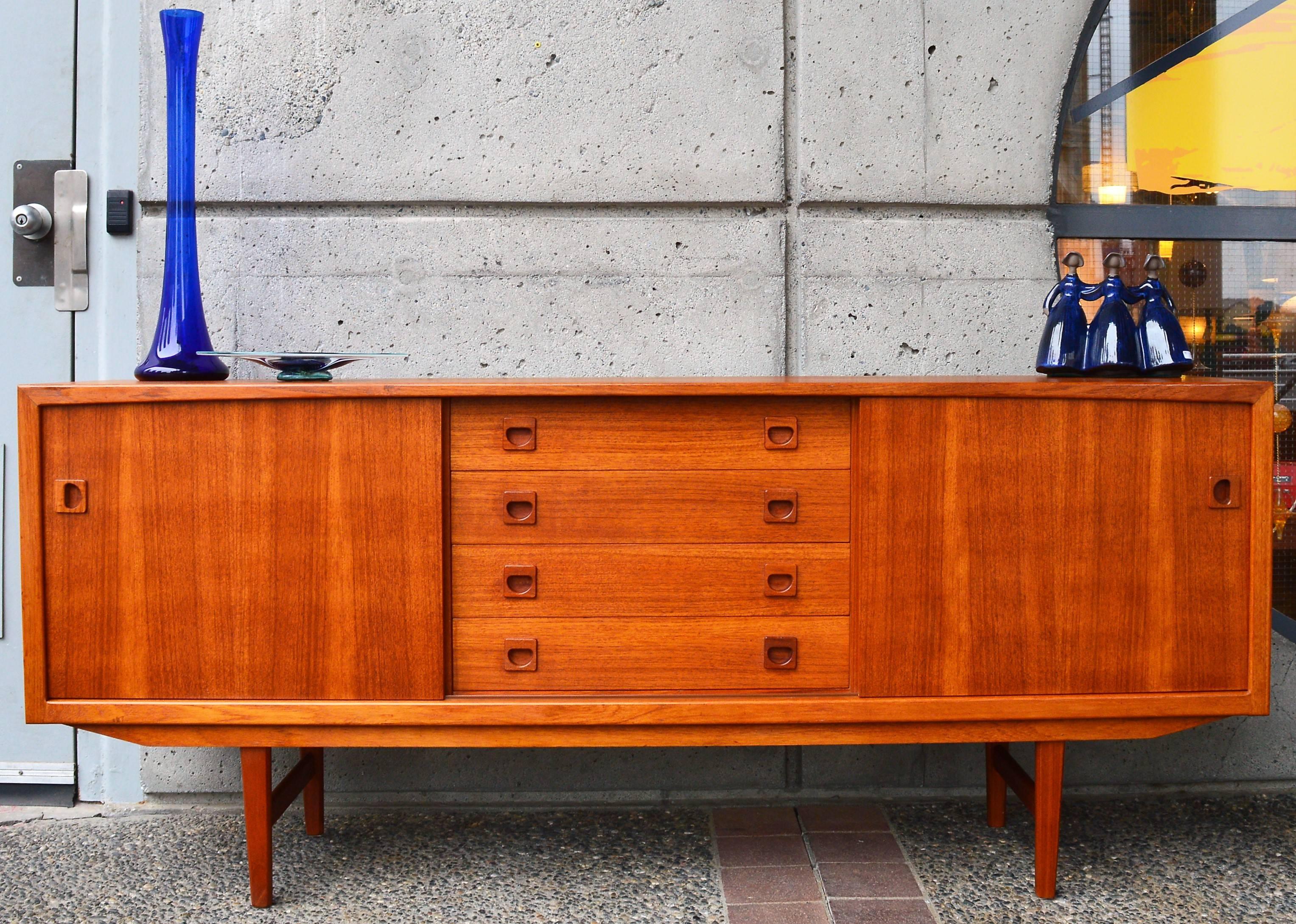 Danish Modern Teak Buffet / Credenza with Centre Drawers and Sword Blade Legs 2
