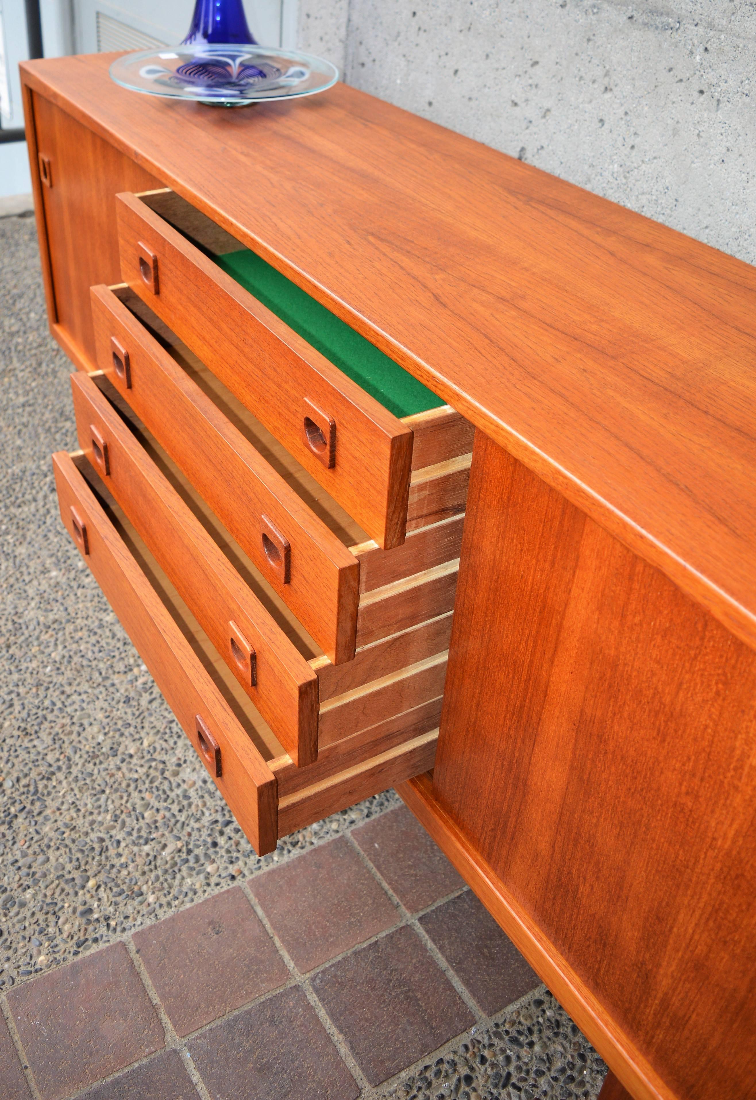 Danish Modern Teak Buffet / Credenza with Centre Drawers and Sword Blade Legs 3
