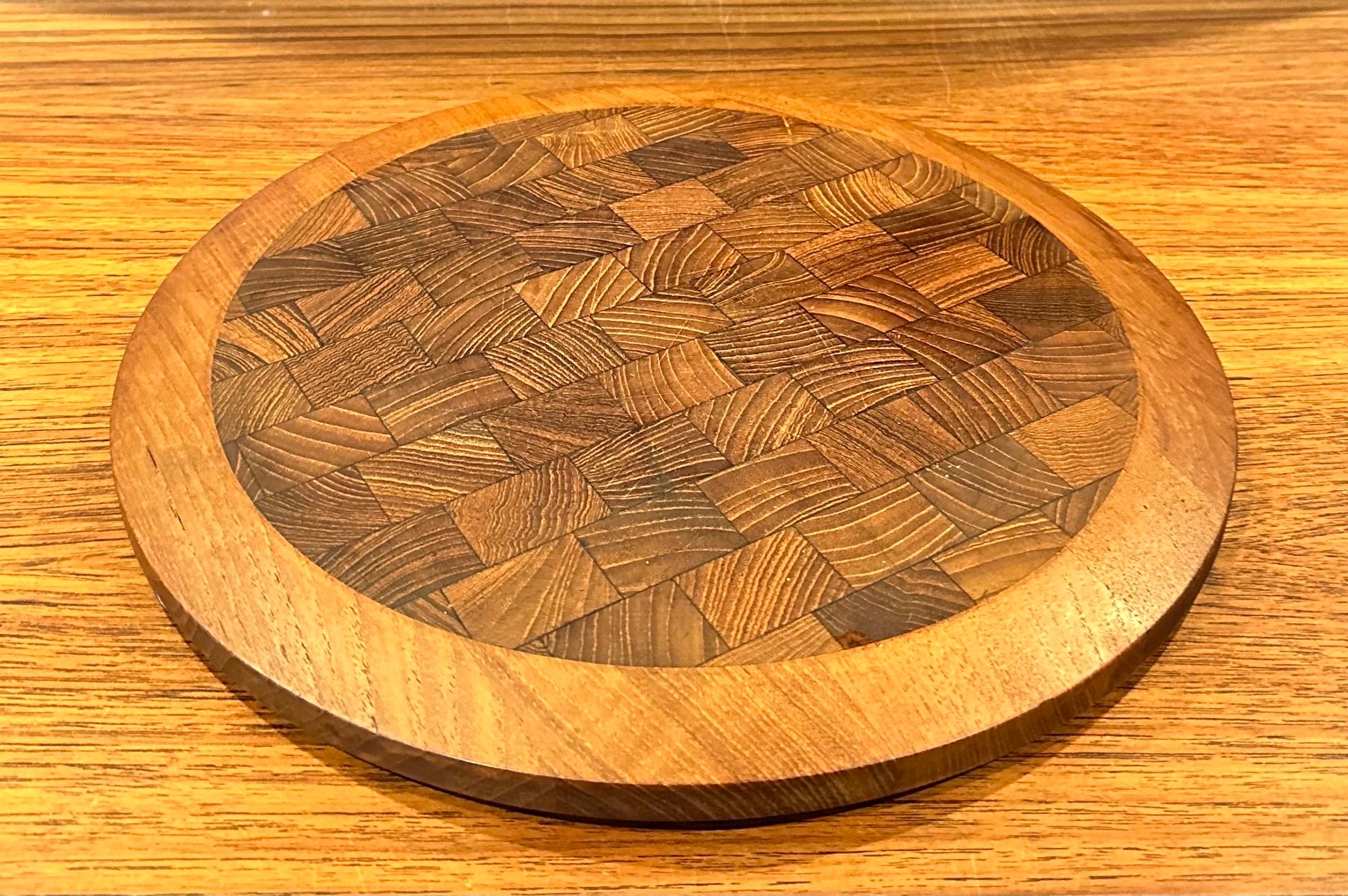 Danish modern teak butcher block cutting board / cheese tray by Jens Quistgaard for Dansk, circa 1960s. The piece is in good vintage condition and measures 12