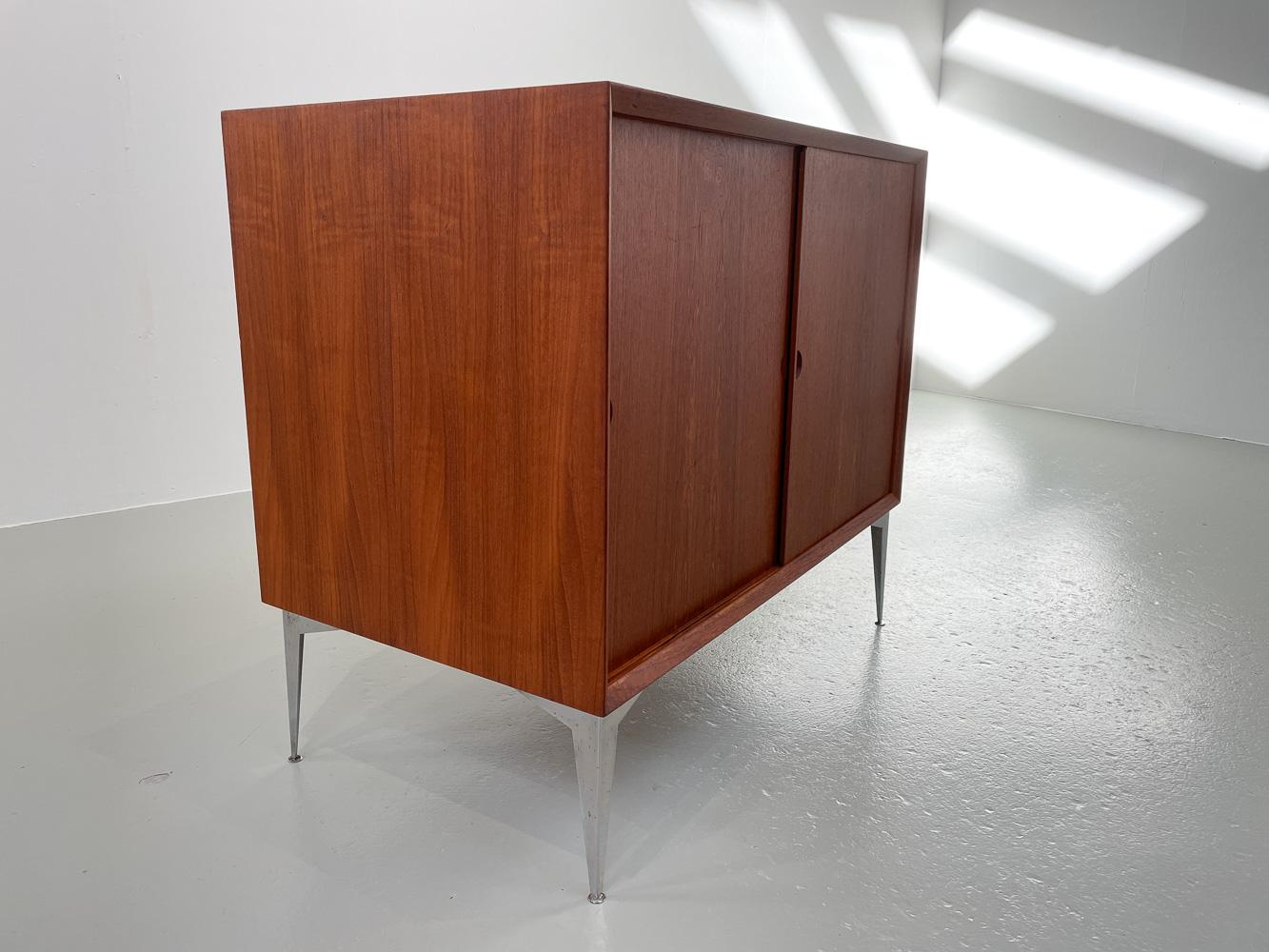 Dänischer moderner dänischer Teakholzschrank von Poul Cadovius für Cado, 1960er Jahre. (Skandinavische Moderne) im Angebot