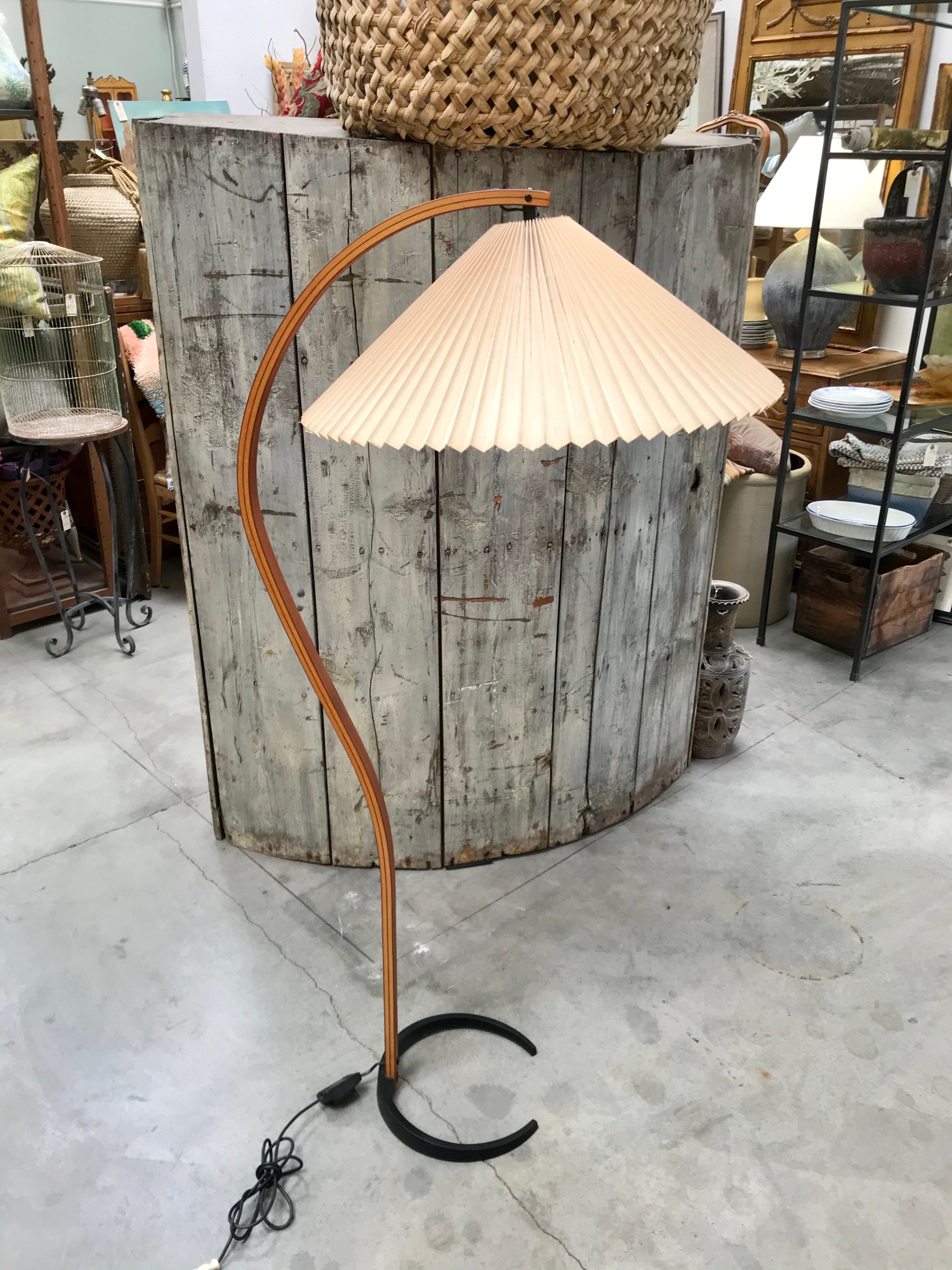 Nice bent wood design
Original shade
Iron base
Original wiring and condition
No damage or repairs
Great for any interior.