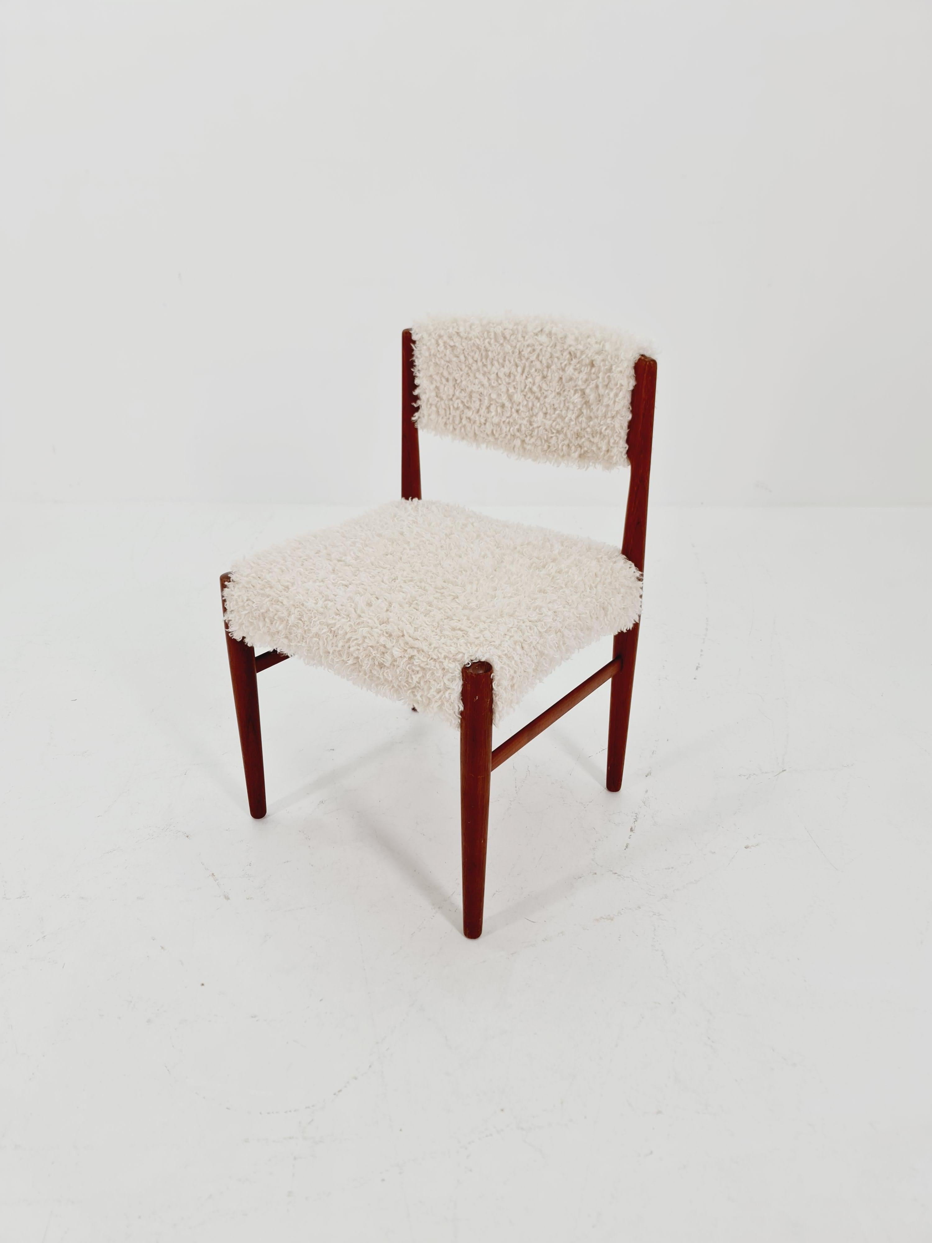 Sedia danese moderna in teak By Design/One  clostrup  , 1960s,

È in ottime condizioni. Tuttavia, come per tutti gli articoli vintage, è lecito aspettarsi qualche piccolo segno di usura. I sedili imbottiti sono stati completamente restaurati con