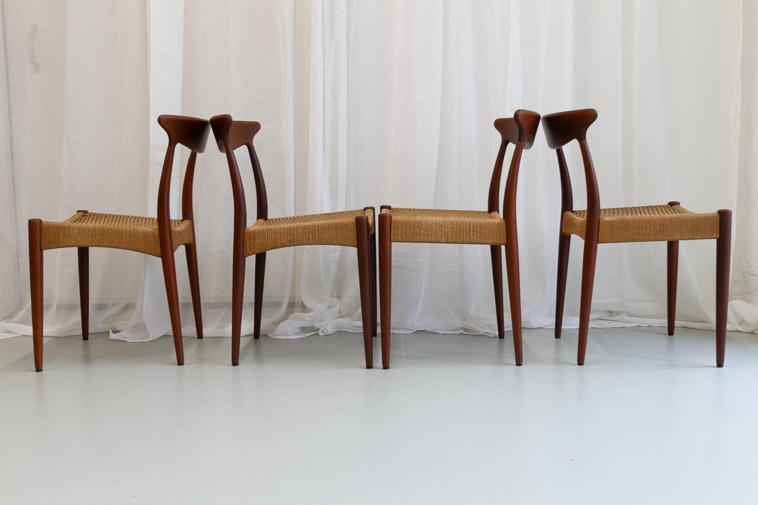 Danish Modern Teak Chairs by Arne Hovmand-Olsen for Mogens Kold, 1950s. Set of 4 For Sale 4