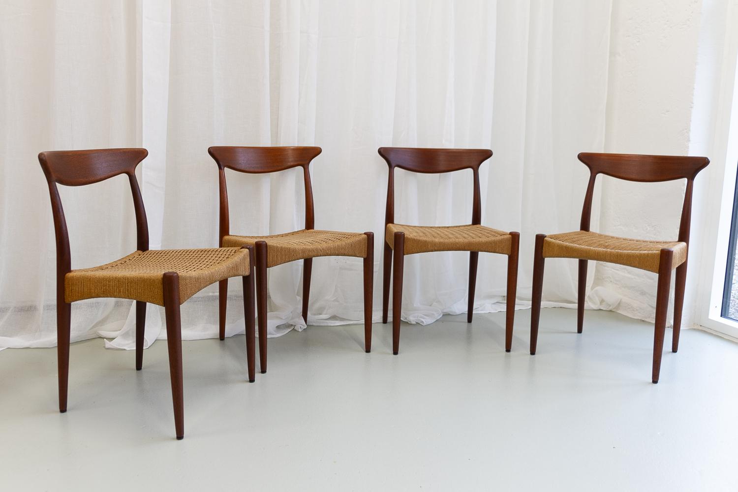 Danish Modern Teak Chairs by Arne Hovmand-Olsen for Mogens Kold, Denmark, 1950s. Set of 4
Elegant and sculptural dining room chairs in solid teak with original paper cord seats. Designed in 1951 as model MK310 by renowned Danish architect A. Hovmand