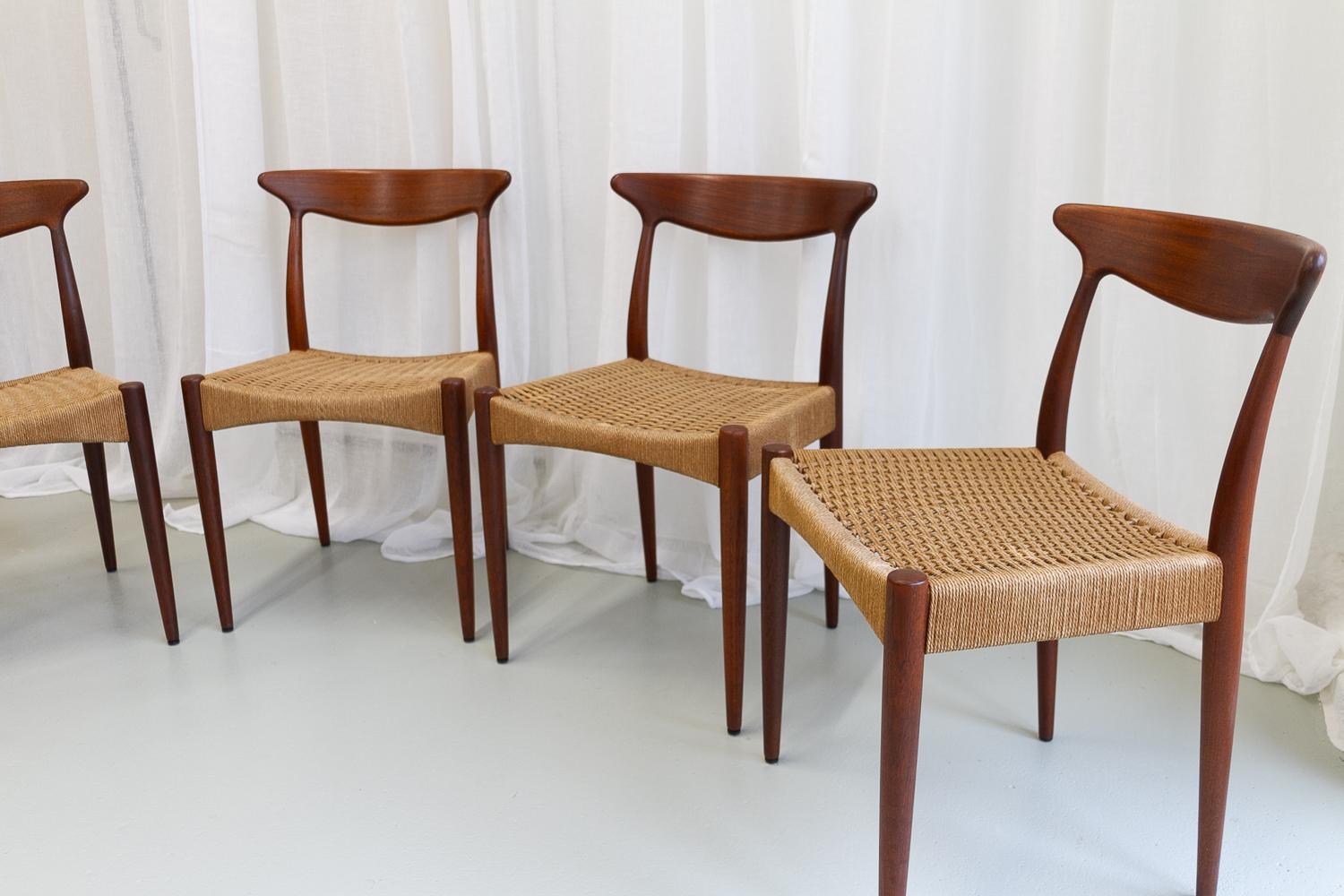 Mid-Century Modern Danish Modern Teak Chairs by Arne Hovmand-Olsen for Mogens Kold, 1950s. Set of 4 For Sale