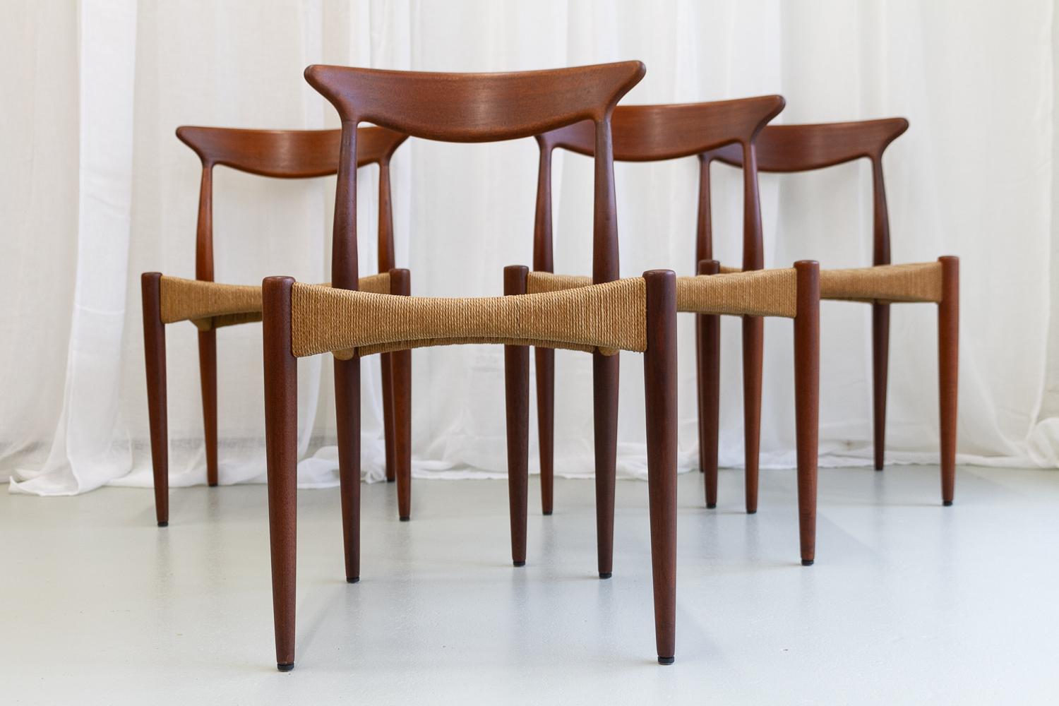 Danish Modern Teak Chairs by Arne Hovmand-Olsen for Mogens Kold, 1950s. Set of 4 For Sale 1