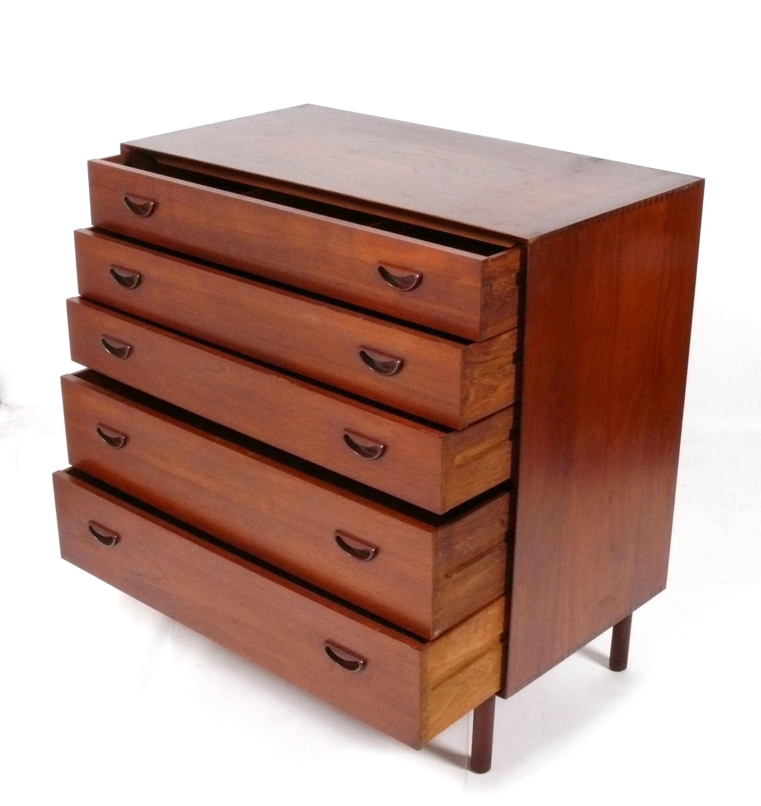 Cassapanca o cassettone danese in teak, progettato da Peter Hvidt & Orla Mølgaard-Nielsen per Soborg Mobler, Danimarca, e venduto al dettaglio da John Stuart di NYC, circa anni '60. Splendidamente realizzata in teak massiccio con bordi smussati e