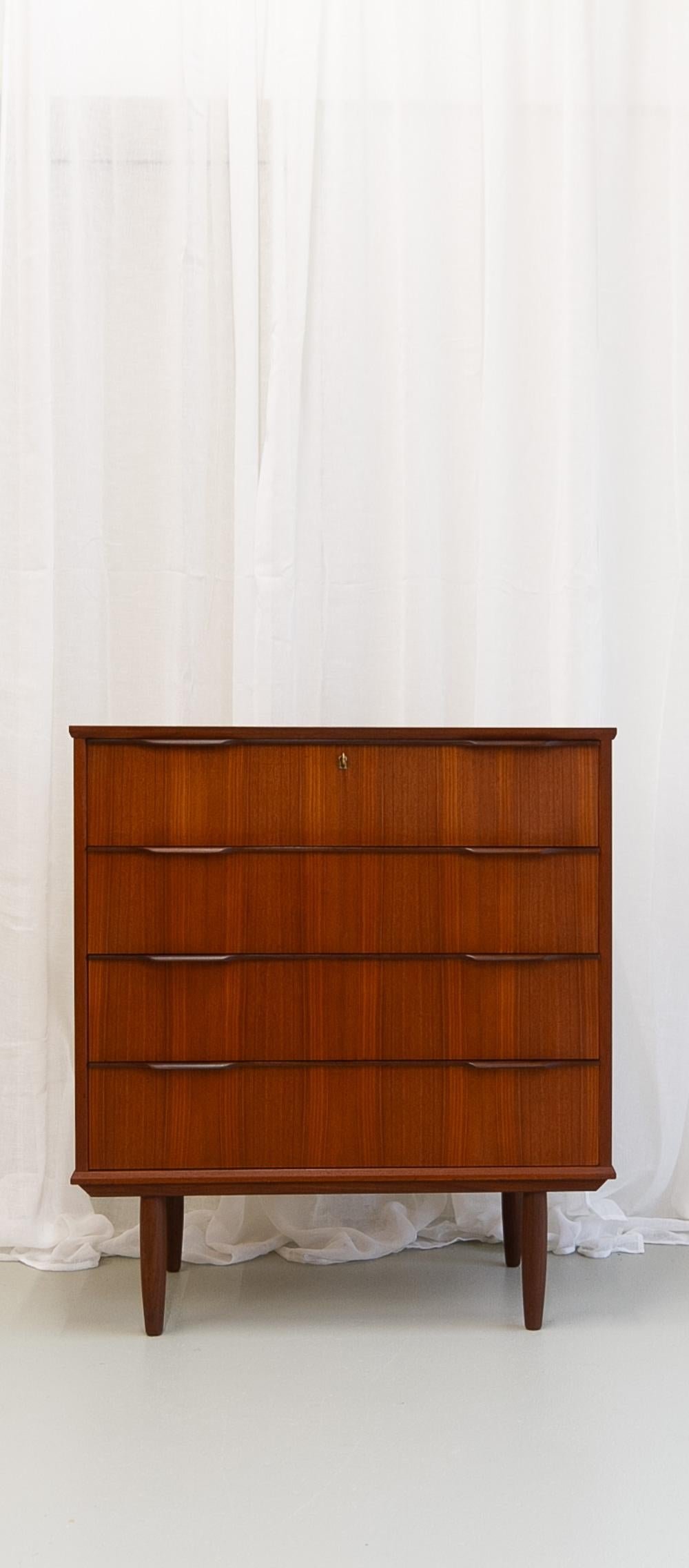 Danish Modern Teak Chest of Drawers, 1960s.
Classic Scandinavian Mid-Century Modern dresser with four wide drawers manufactured in Denmark in the 1960s.
Drawer fronts with beautiful matched veneer and sculpted pulls in solid teak. Top drawer with