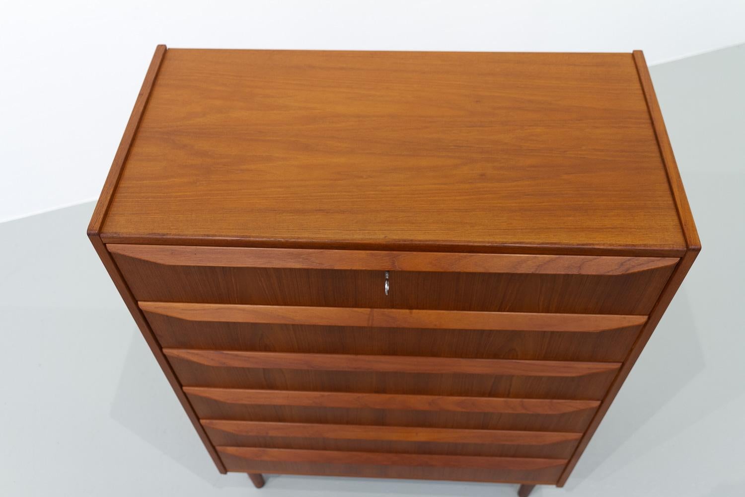 Danish Modern Teak Chest of Drawers, 1960s In Good Condition In Asaa, DK