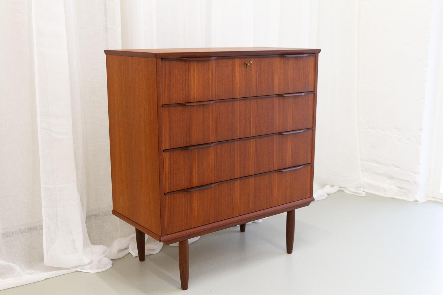 Danish Modern Teak Chest of Drawers, 1960s. In Good Condition For Sale In Asaa, DK