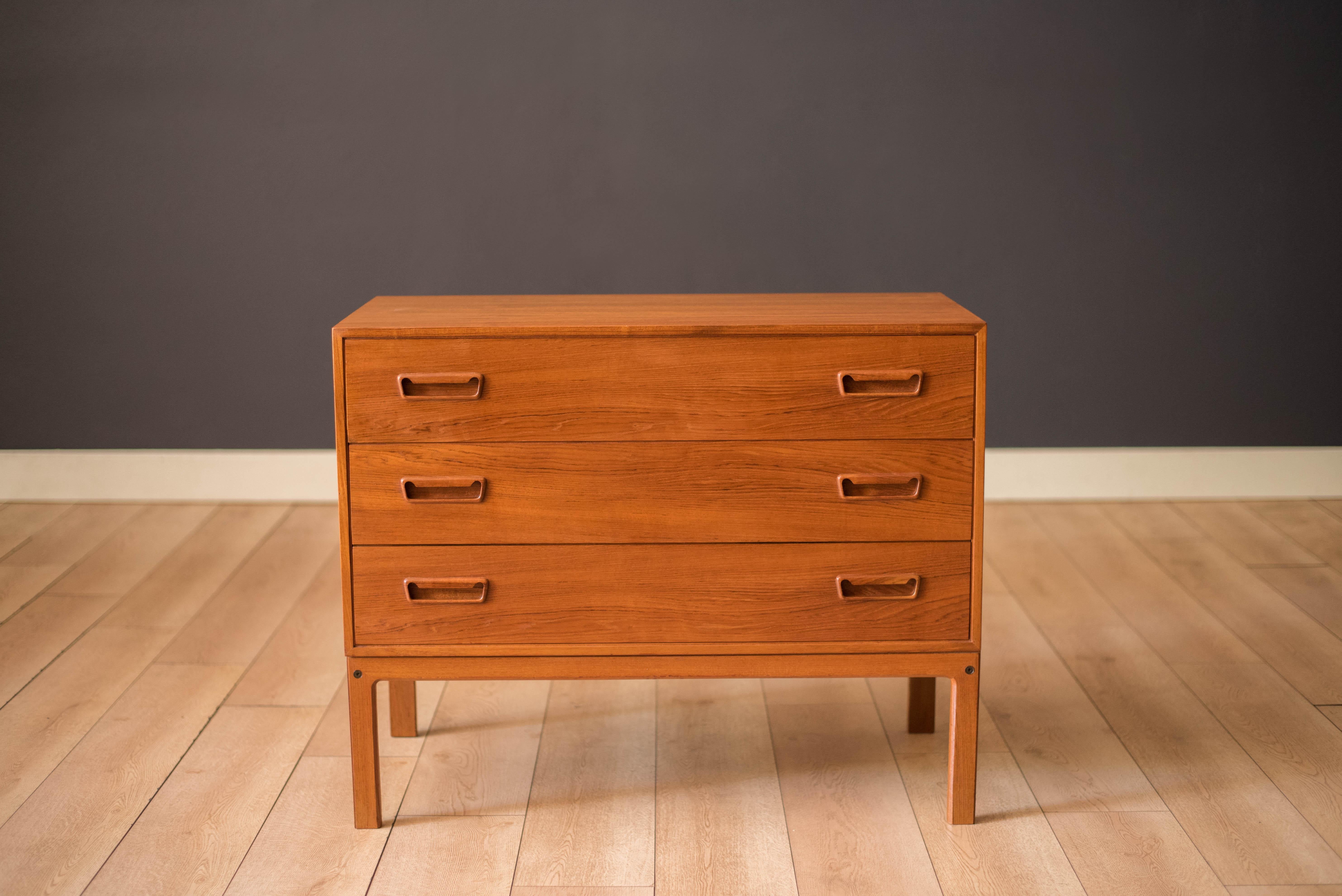 Cassettiera in teak del Mid Century Modern disegnata da Arne Wahl Iversen per Vinde Møbelfabrik, intorno agli anni Sessanta. Questa esclusiva cassettiera a basso profilo è perfetta come elemento d'ingresso o come comò per la camera da letto. Include