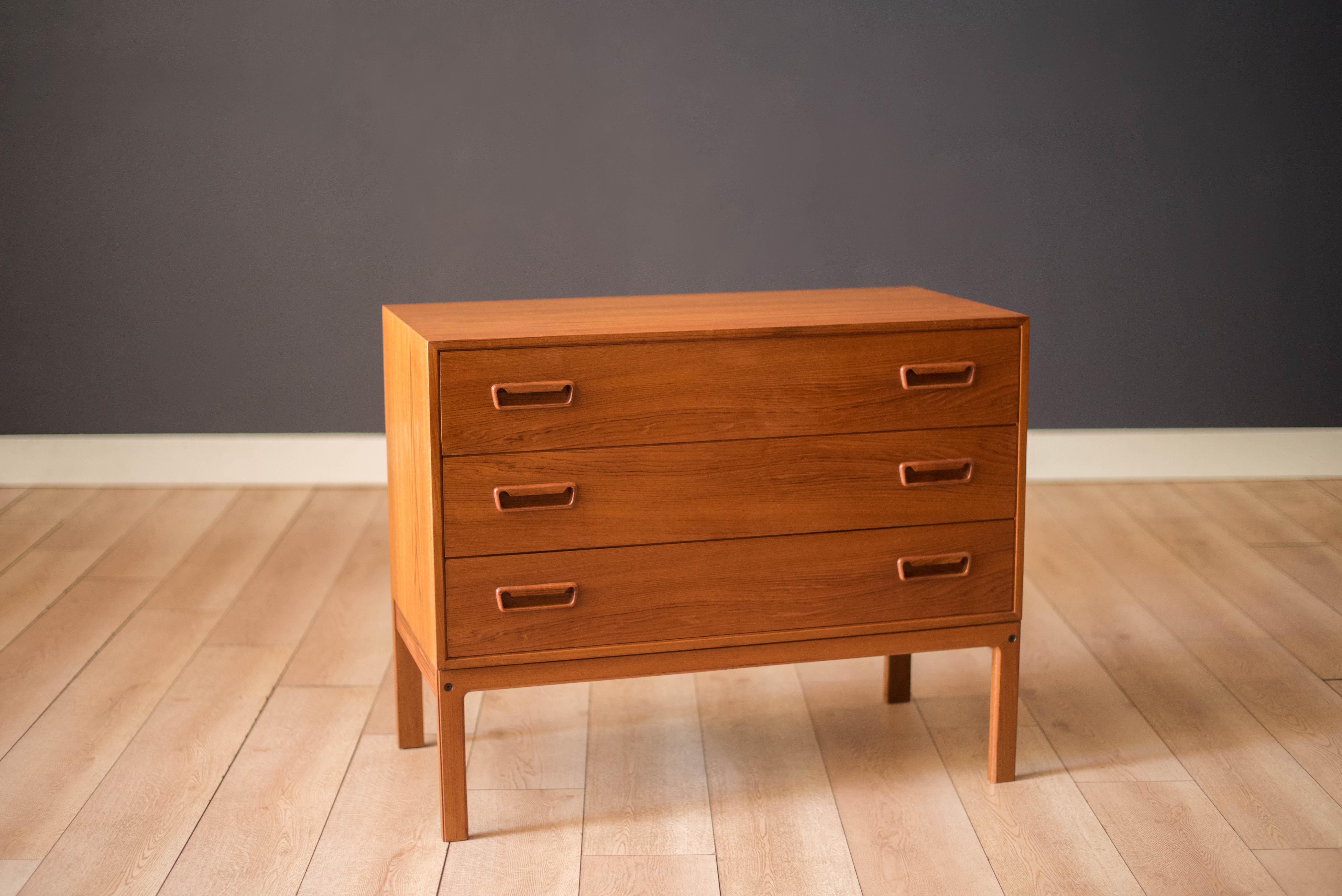 Scandinavo moderno Cassettiera moderna danese in teak di Arne Wahl Iversen per Vinde Mobelfabrik in vendita