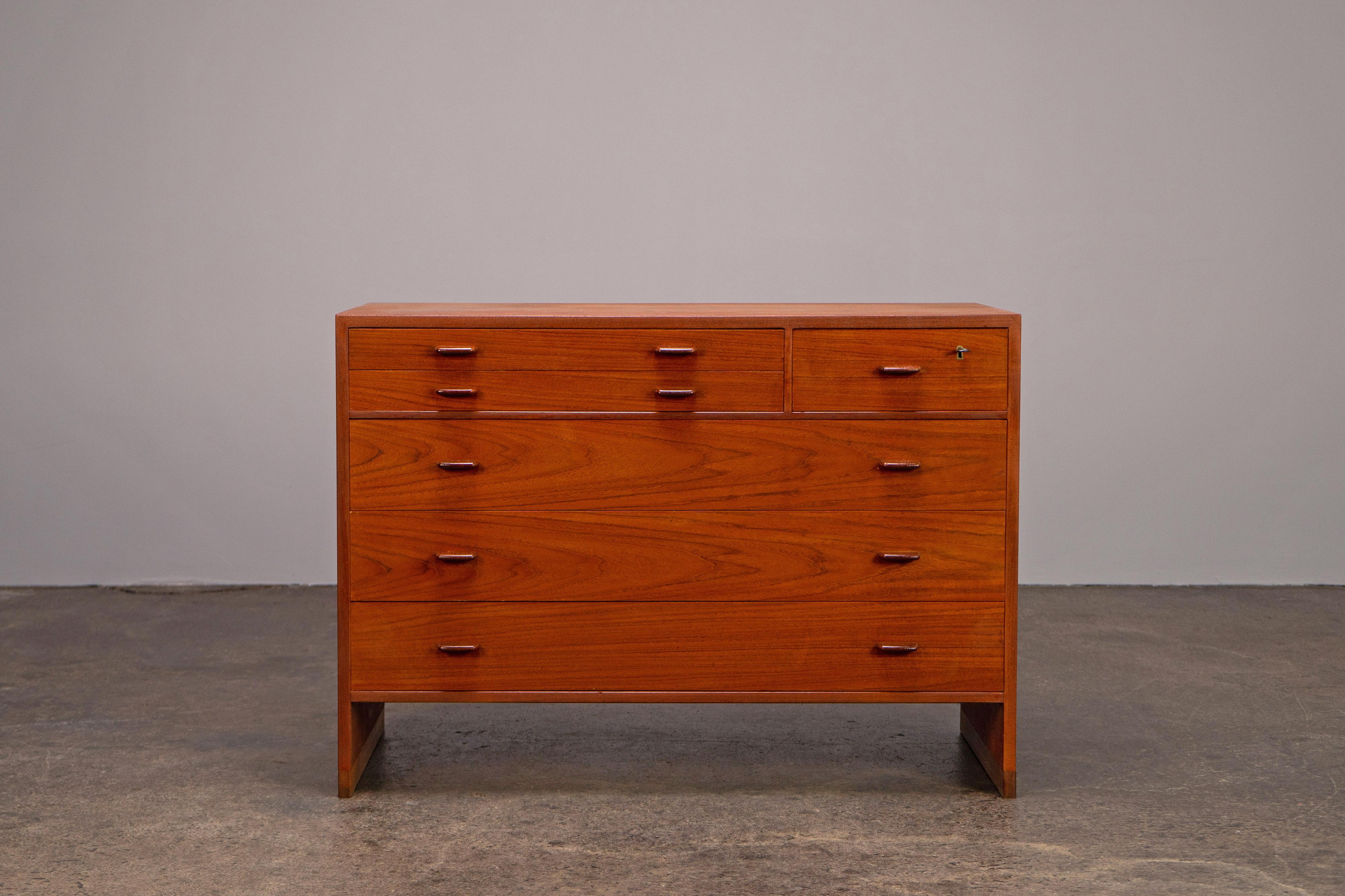 Chest of drawers by Hans J. Wegner, made in Denmark 1956. The body is made with teak, on oak runners. Fully restored condition.