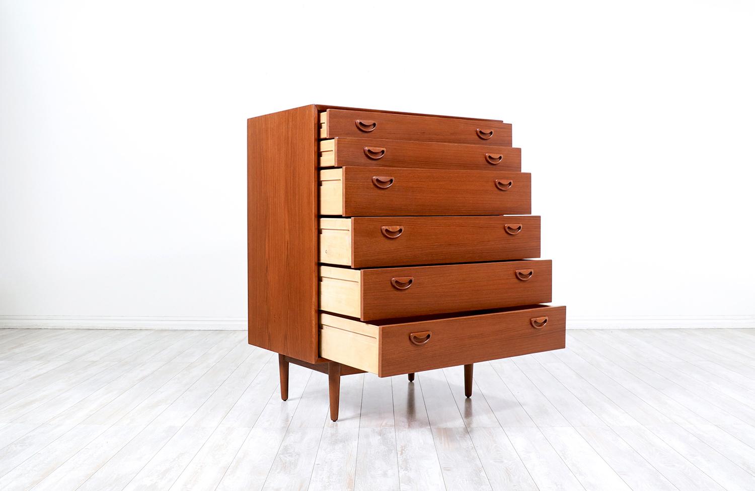 Expertly Restored - Danish Modern Teak Chest of Drawers Dresser  In Excellent Condition For Sale In Los Angeles, CA