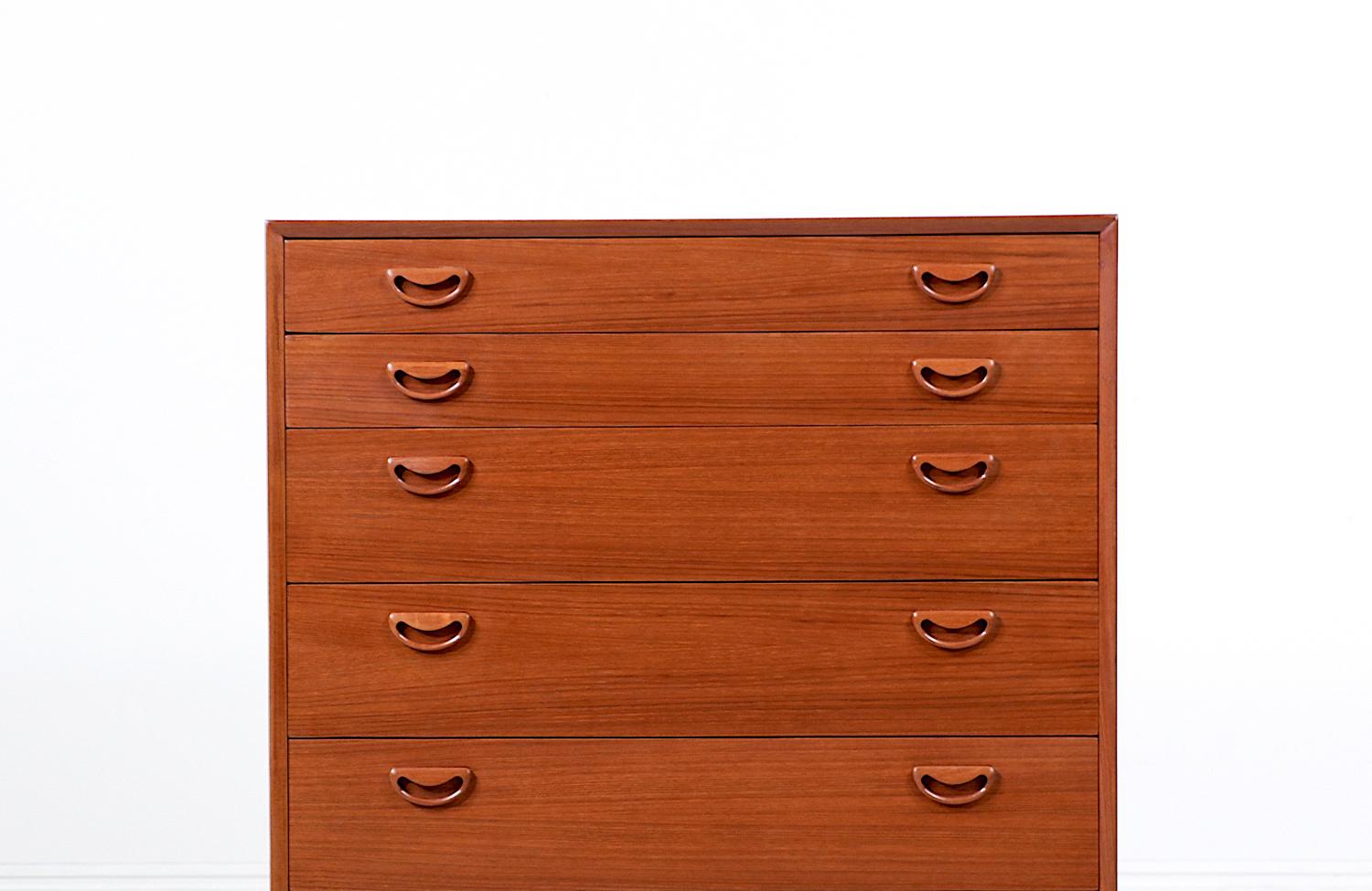Expertly Restored - Danish Modern Teak Chest of Drawers Dresser  For Sale 2