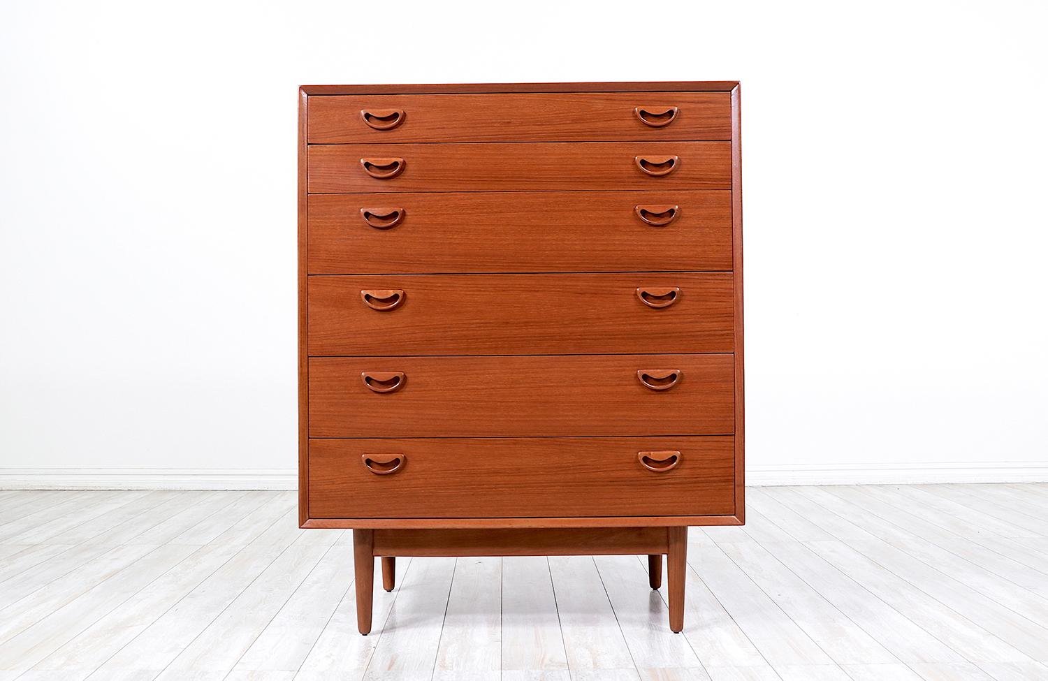 Expertly Restored - Danish Modern Teak Chest of Drawers Dresser  For Sale 3