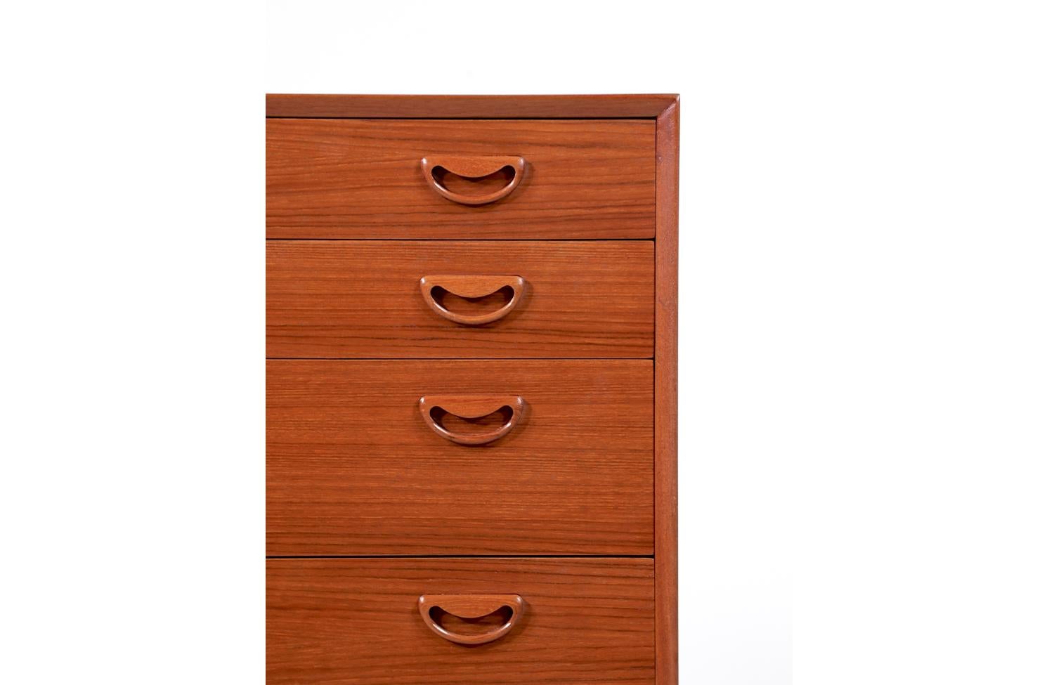Expertly Restored - Danish Modern Teak Chest of Drawers Dresser  For Sale 4