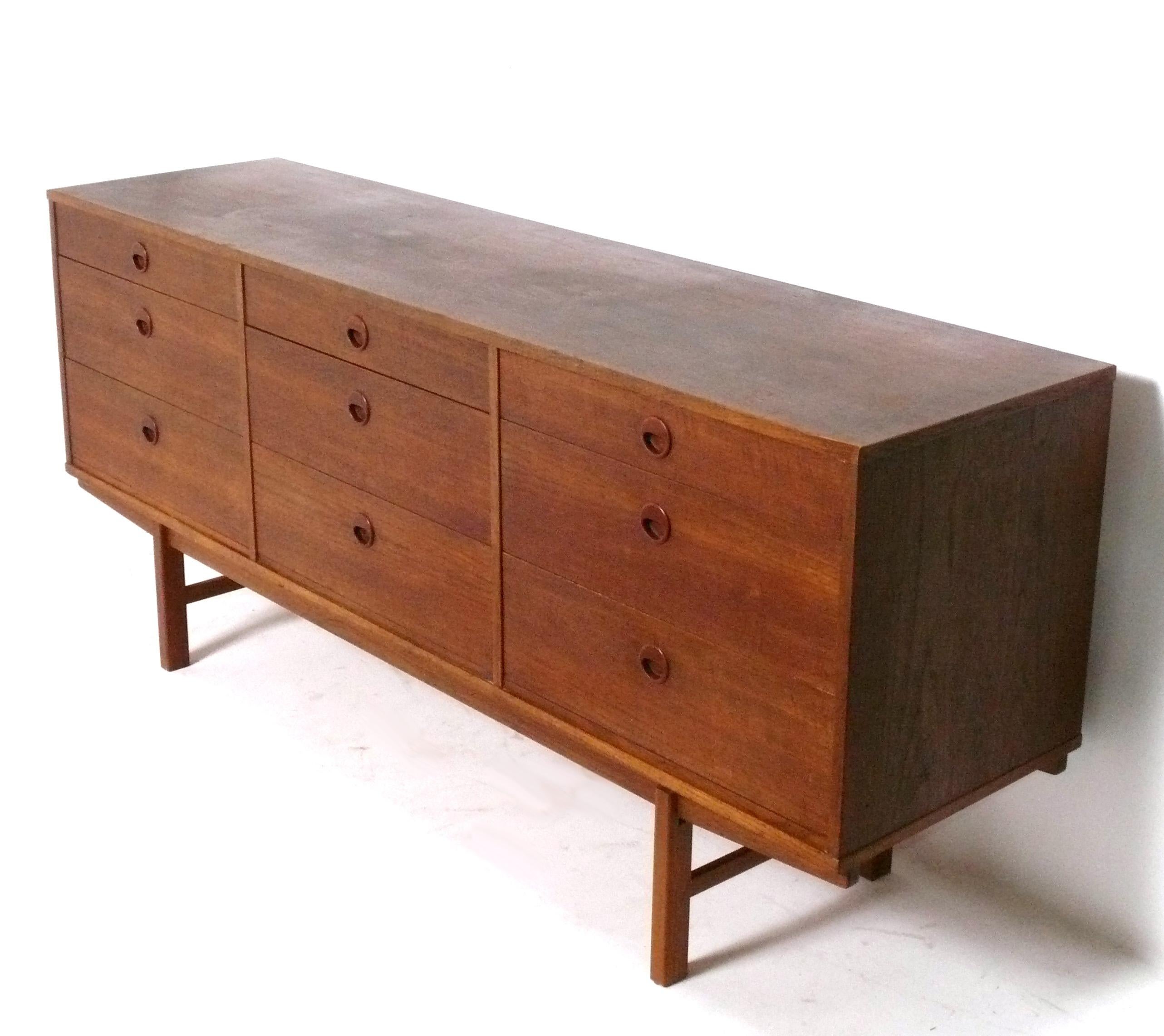 Dänische moderne Kommode aus Teakholz, entworfen von Yngve Ekstrom für Dux, Schweden, ca. 1960er Jahre. Mit seinen neun breiten und tiefen Schubladen bietet er eine Menge Stauraum. Es hat eine vielseitige Größe und kann als Kommode im Schlafzimmer