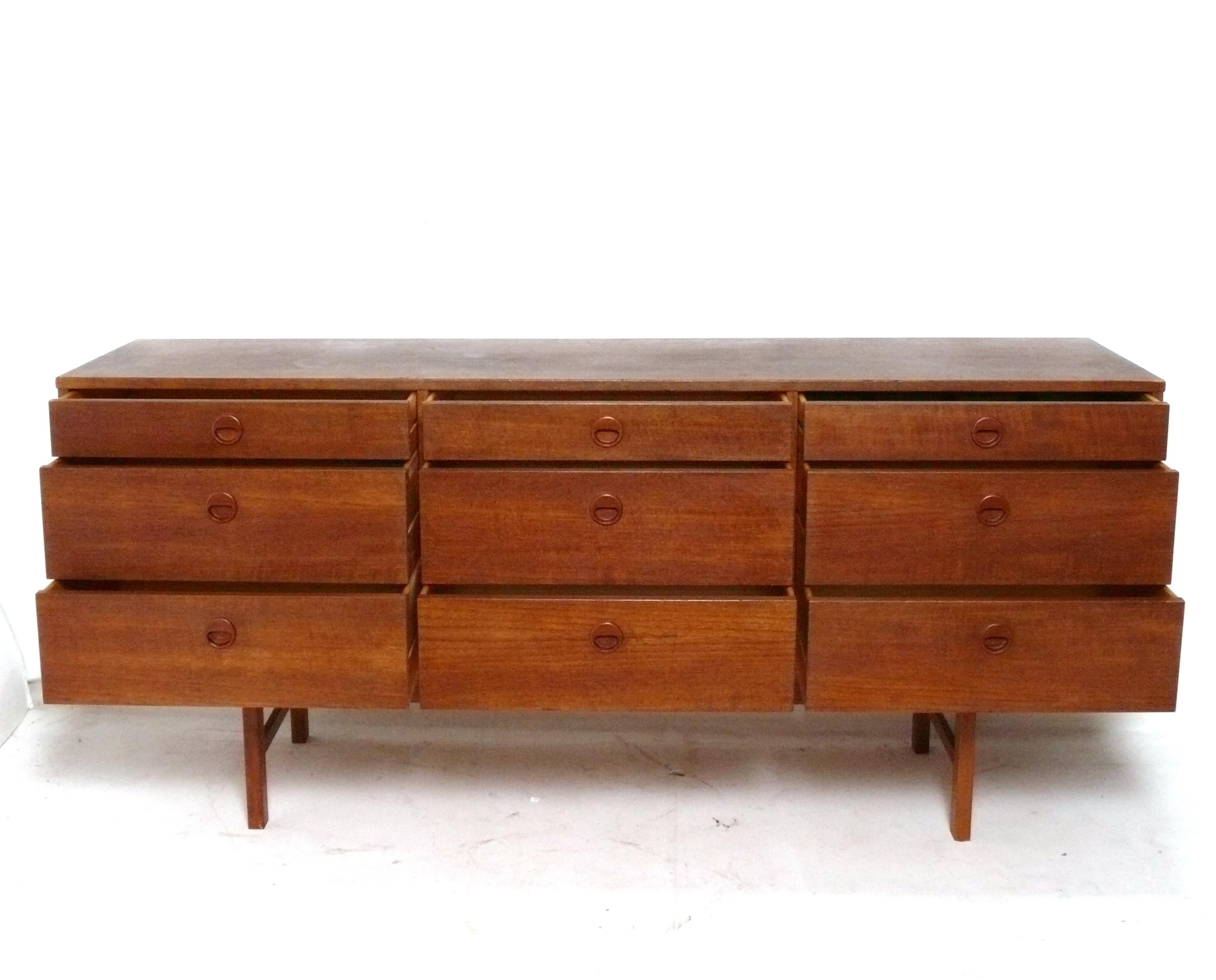 Dänische moderne Kommode aus Teakholz von Yngve Ekstrom für Dux ca. 1960er Jahre (Moderne der Mitte des Jahrhunderts) im Angebot