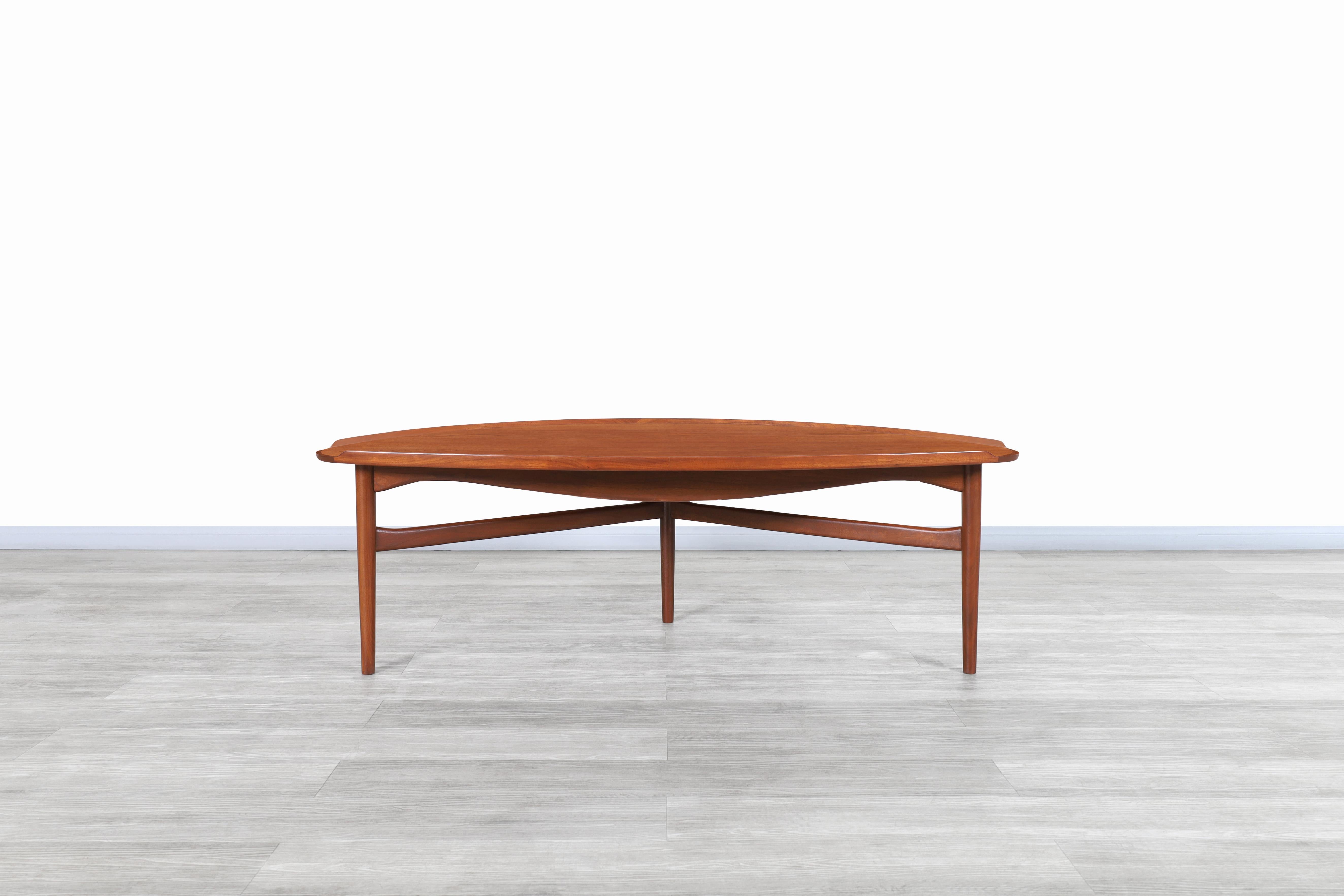 Dänischer moderner dänischer Cocktailtisch aus Teakholz von Finn Juhl für Baker (amerikanisch) im Angebot