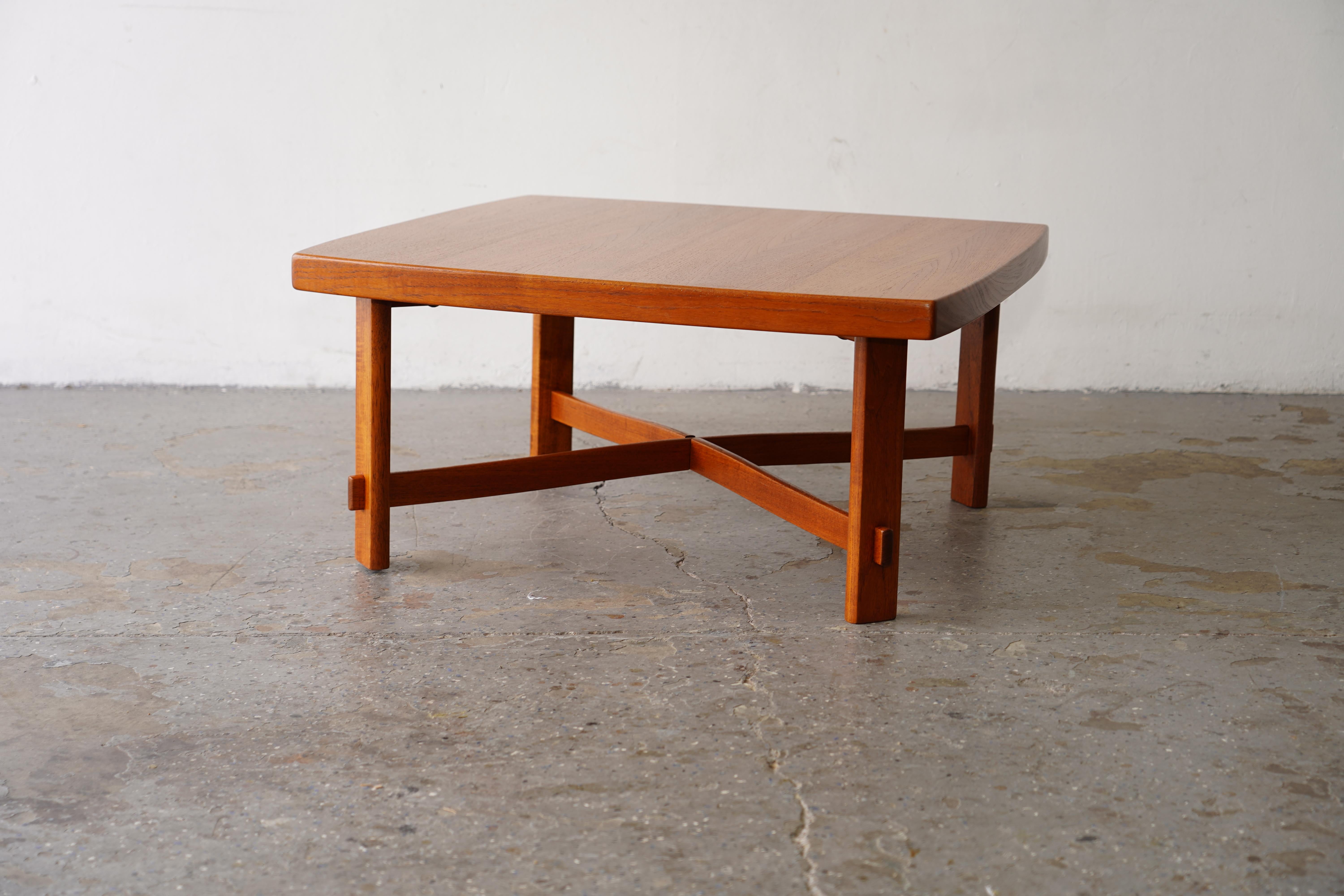 Table basse moderne danoise en teck par Albert  Larsons  pour Mobelfabrik  Tibro en vente 3