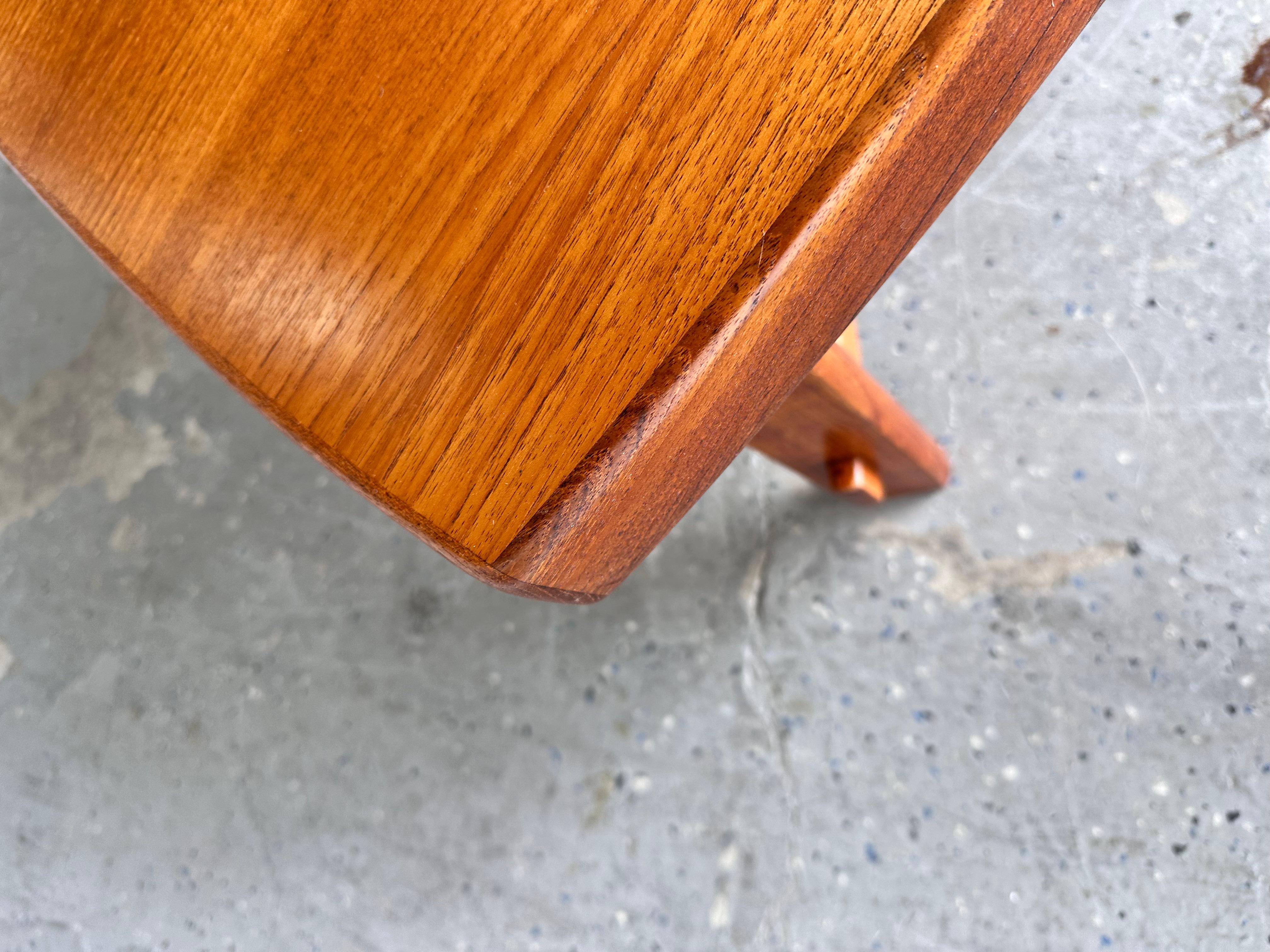 Table basse moderne danoise en teck par Albert  Larsons  pour Mobelfabrik  Tibro, Suède
Magnifique maison danoise du milieu du siècle  Table basse moderne en teck  Alberts Tibro, Suède. Avec sa forme carrée, ses bords doucement incurvés et son