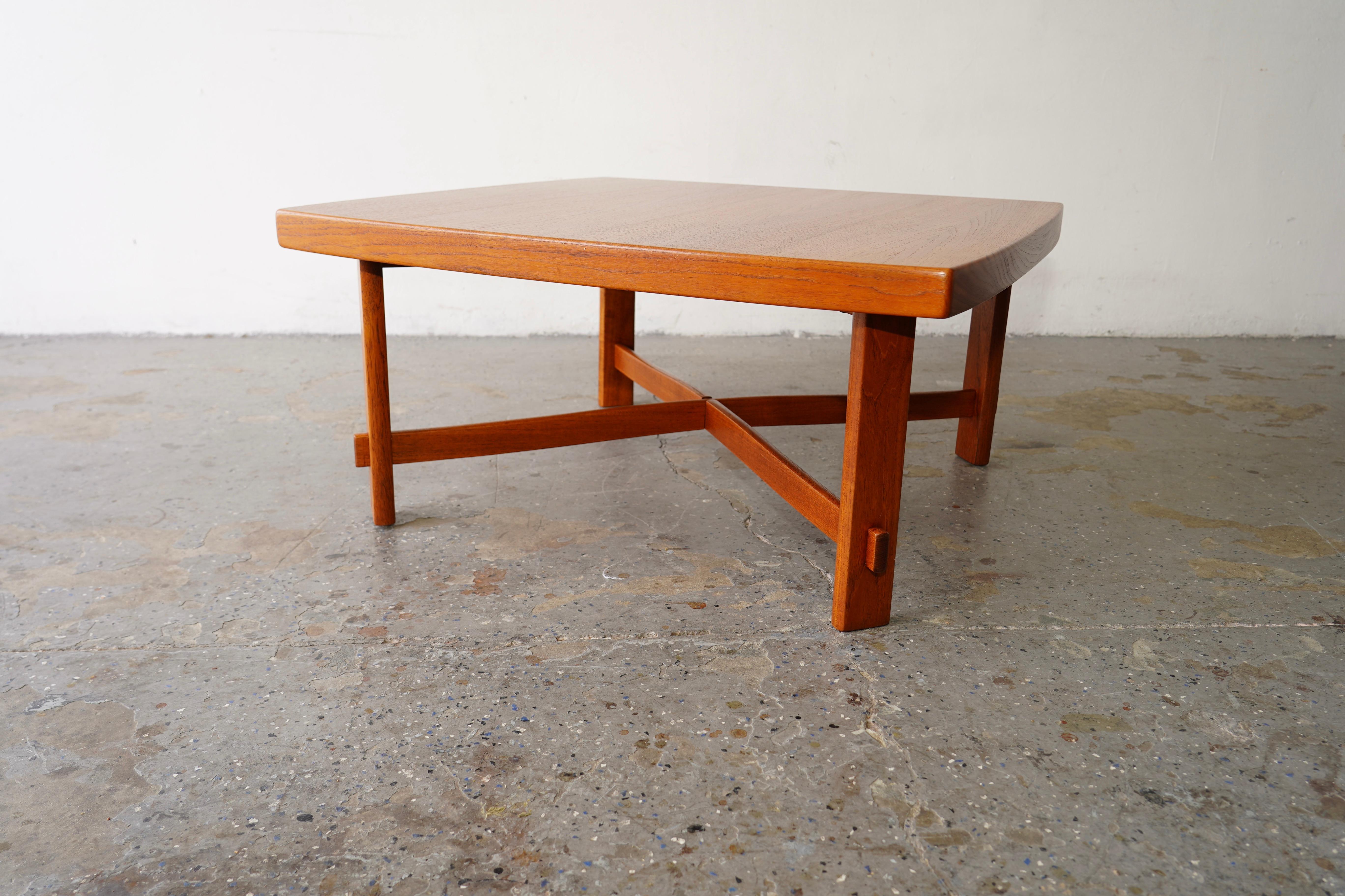 Suédois Table basse moderne danoise en teck par Albert  Larsons  pour Mobelfabrik  Tibro en vente