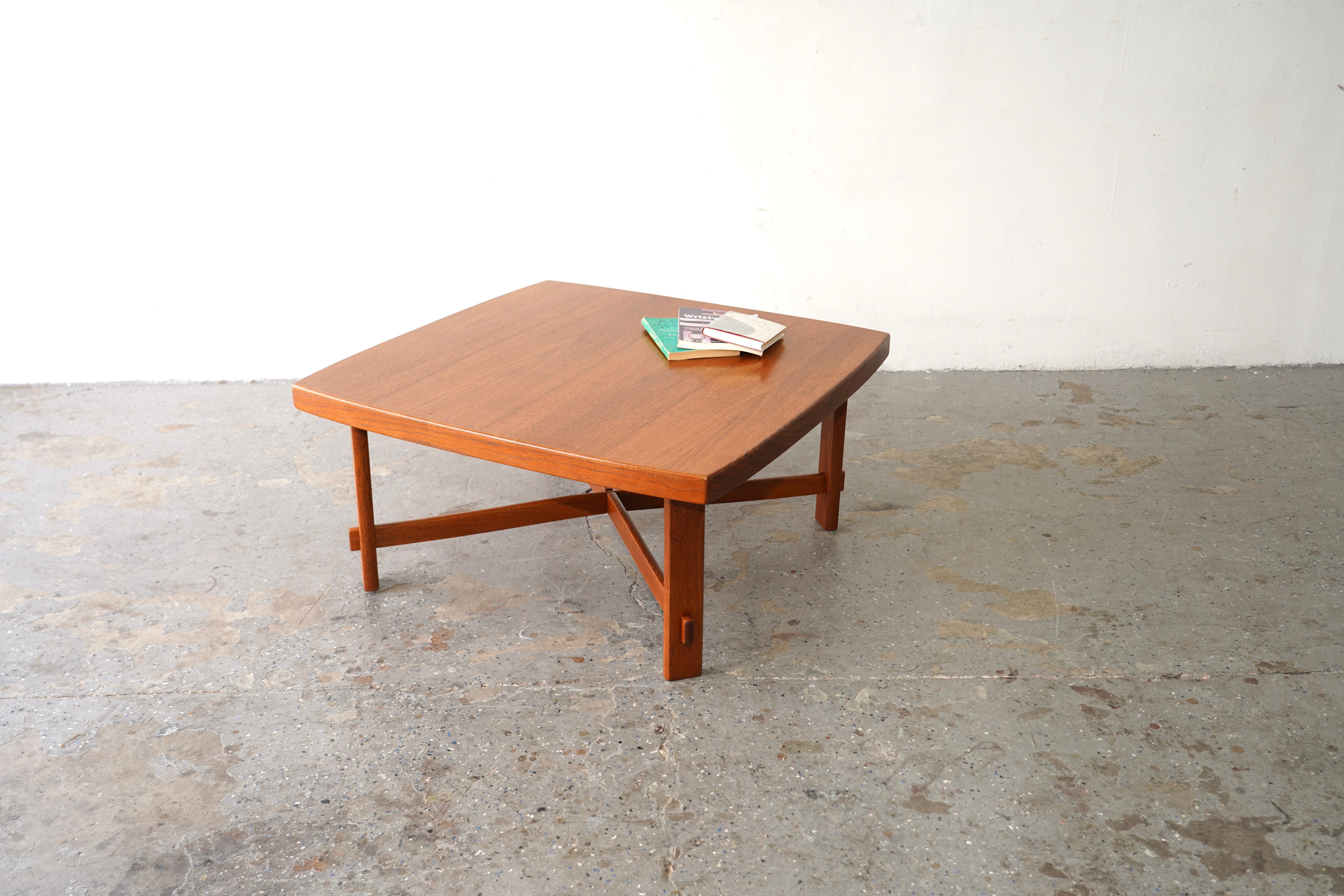 Table basse moderne danoise en teck par Albert  Larsons  pour Mobelfabrik  Tibro Bon état - En vente à Las Vegas, NV