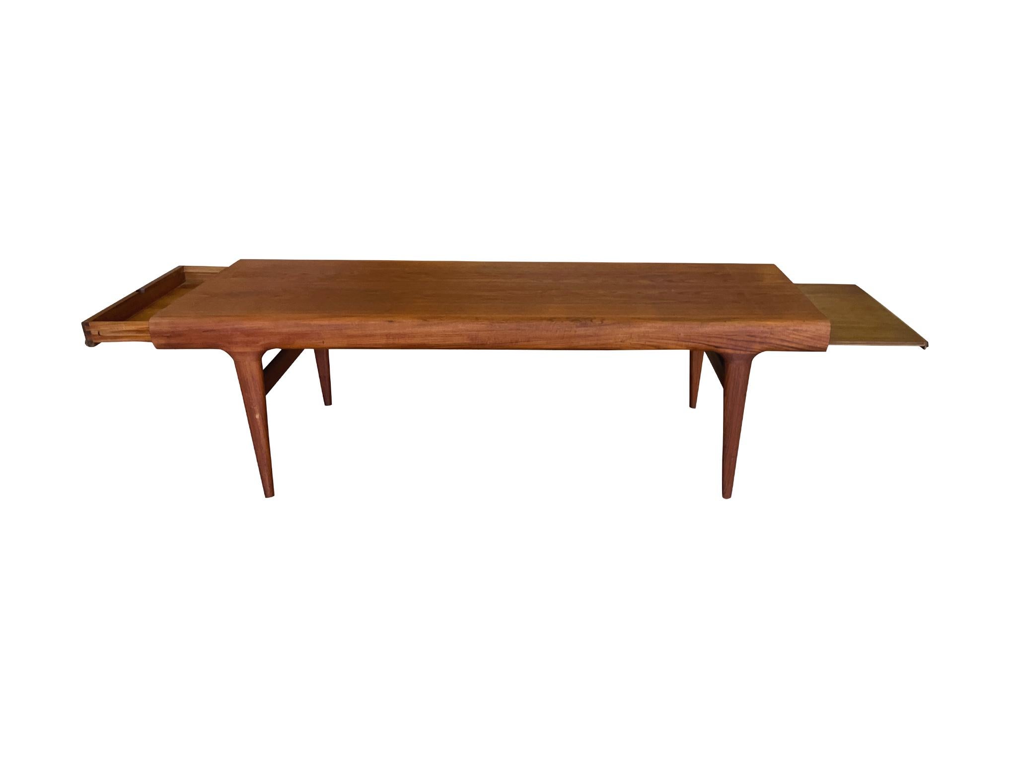 Mesa de centro danesa moderna de teca de Johannes Andersen en Bueno estado para la venta en New York, NY