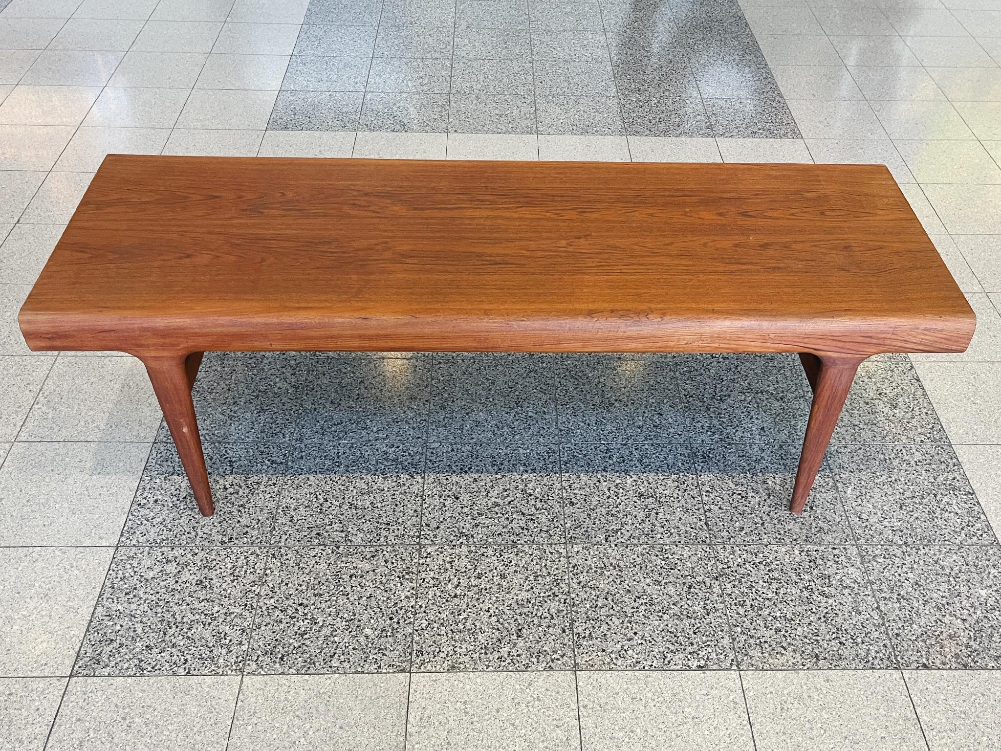 Mesa de centro danesa moderna de teca de Johannes Andersen mediados del siglo XX en venta