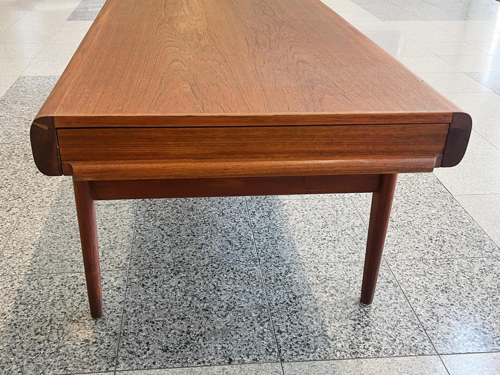 Mesa de centro danesa moderna de teca de Johannes Andersen Teca en venta